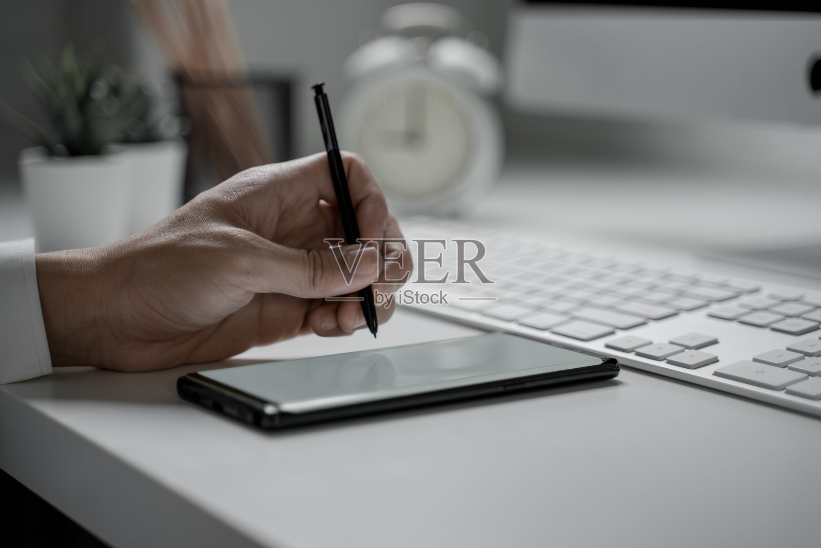 在办公室工作的商人手持空白屏幕智能手机特写镜头照片摄影图片