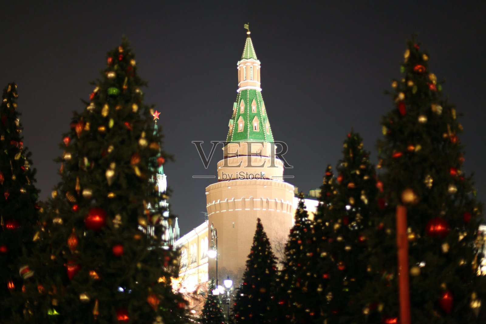 俯瞰莫斯科克里姆林宫的Manezhnaya广场上的圣诞装饰。准备圣诞节和新年庆祝活动。晚上拍摄。照片摄影图片