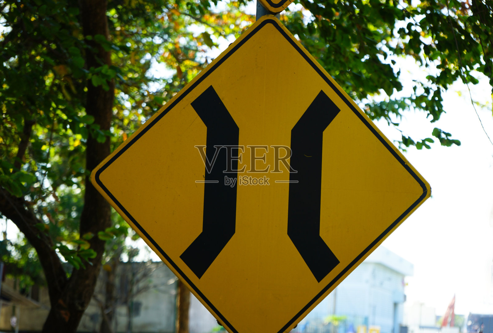 概念注意桥上标志黄色图标为车辆路边运输照片摄影图片