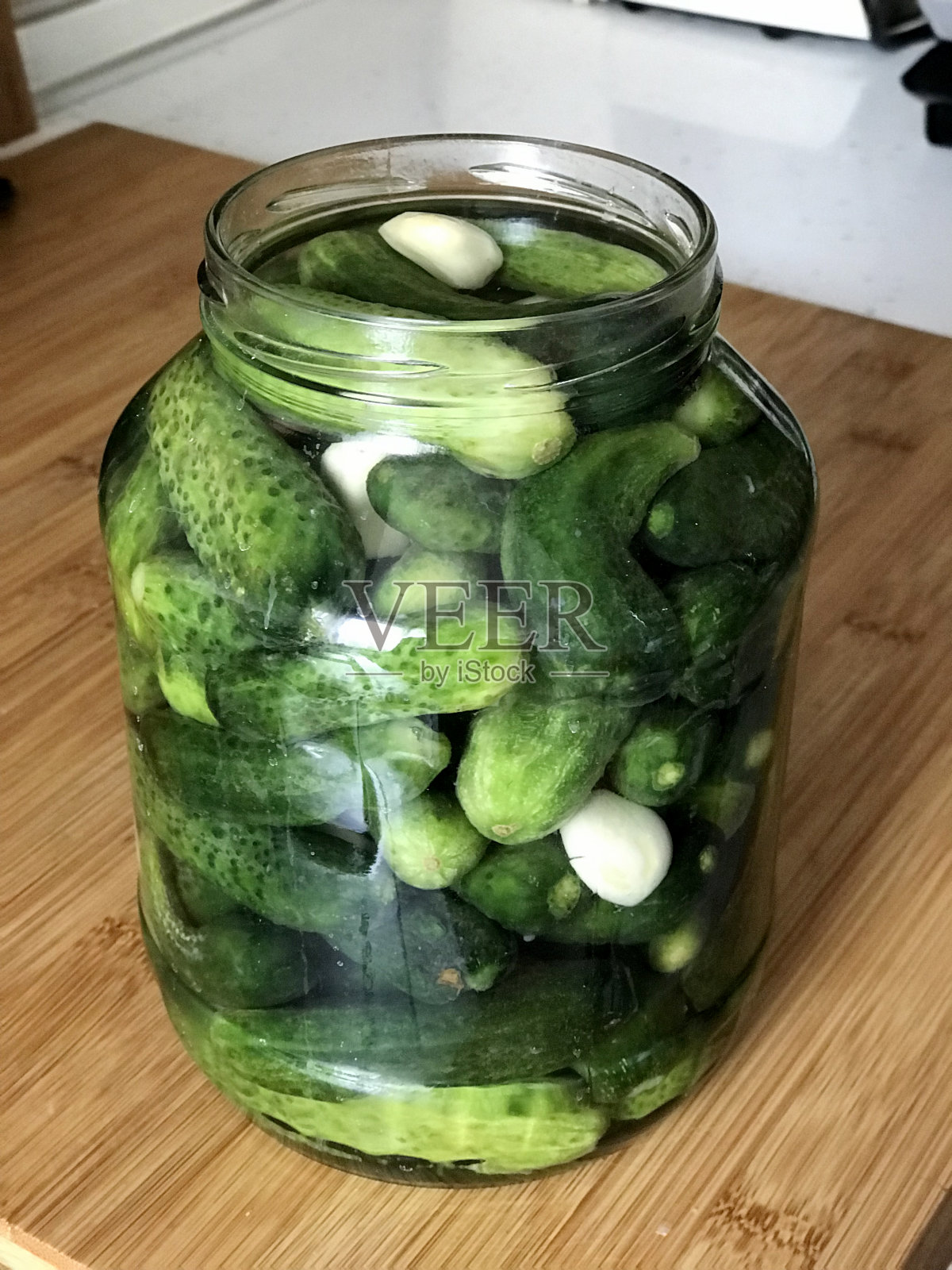 自制罐子里的腌黄瓜照片摄影图片