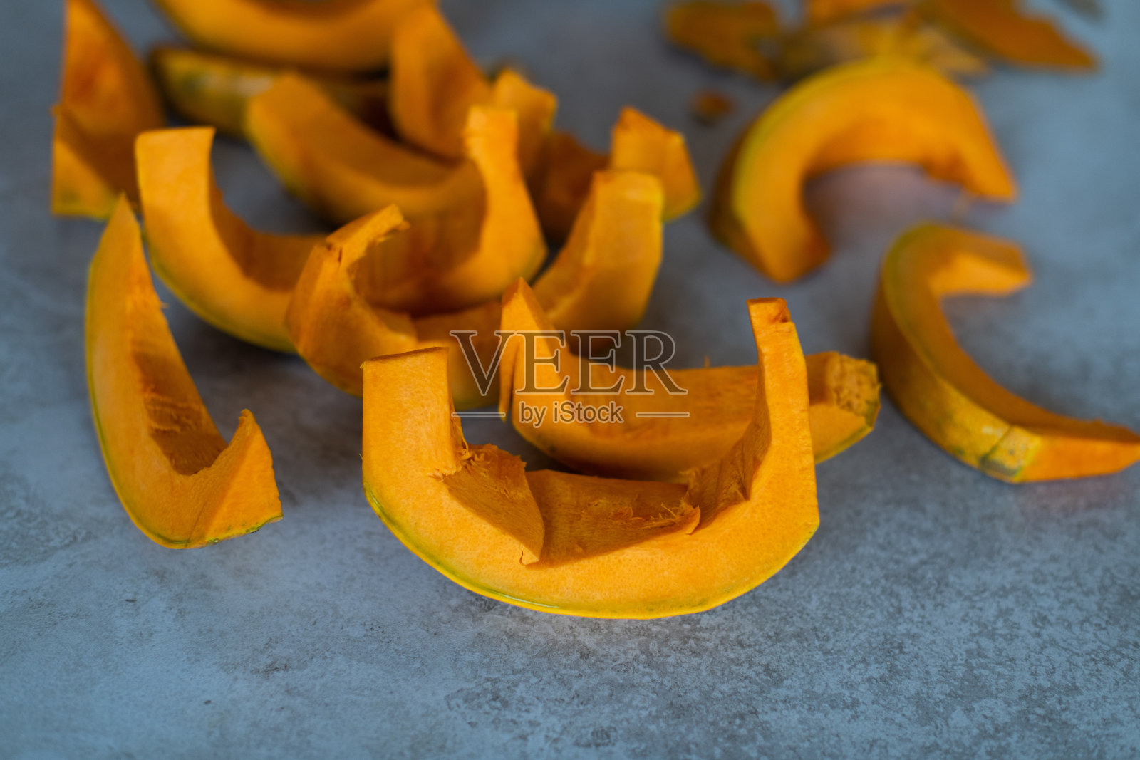 带籽的去皮生南瓜片，准备烹饪或烘烤，南瓜概念照片摄影图片