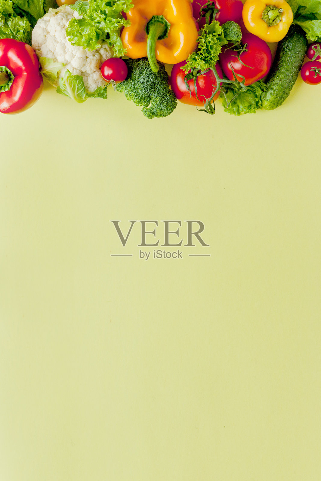 健康干净的饮食布局、素食食品和饮食营养理念。各种新鲜蔬菜配料的沙拉在黄色的桌子背景，俯视图，框架，横幅。照片摄影图片