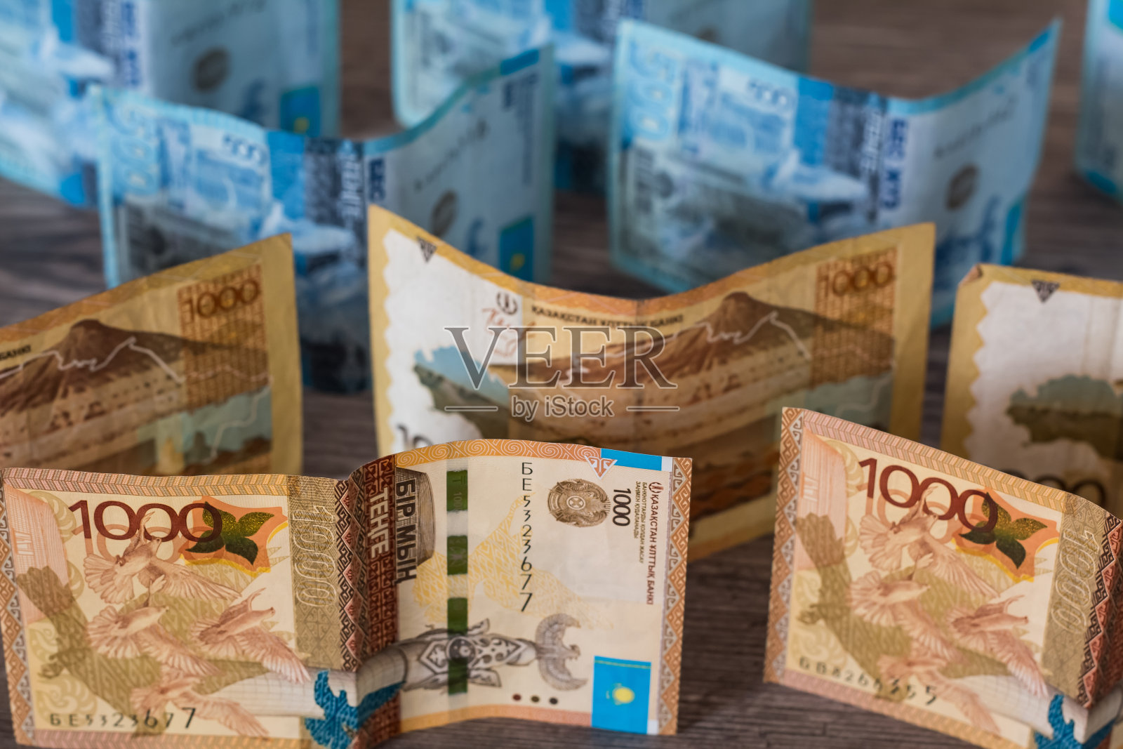 坚戈的木制背景与硬币。坚戈是哈萨克斯坦的国家货币。哈萨克斯坦银行照片摄影图片