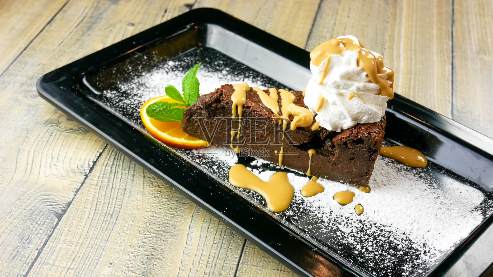 餐厅桌上的蛋糕照片摄影图片