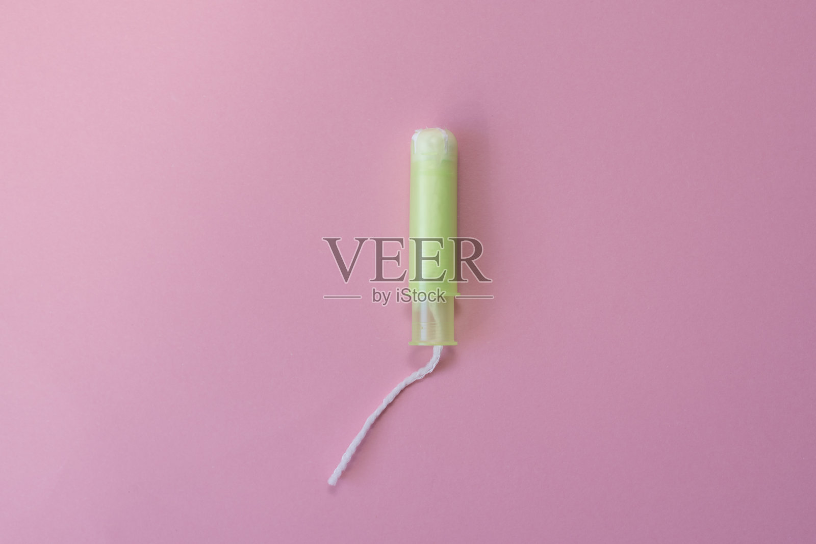 粉色背景，浅绿色棉条。妇女节卫生保护。月经周期概念。俯视图，平放，复制空间照片摄影图片