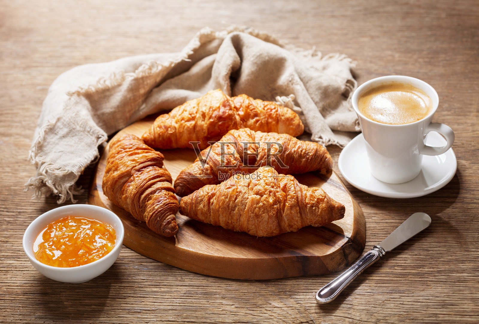 早餐，一杯咖啡，牛角面包和橘子酱照片摄影图片