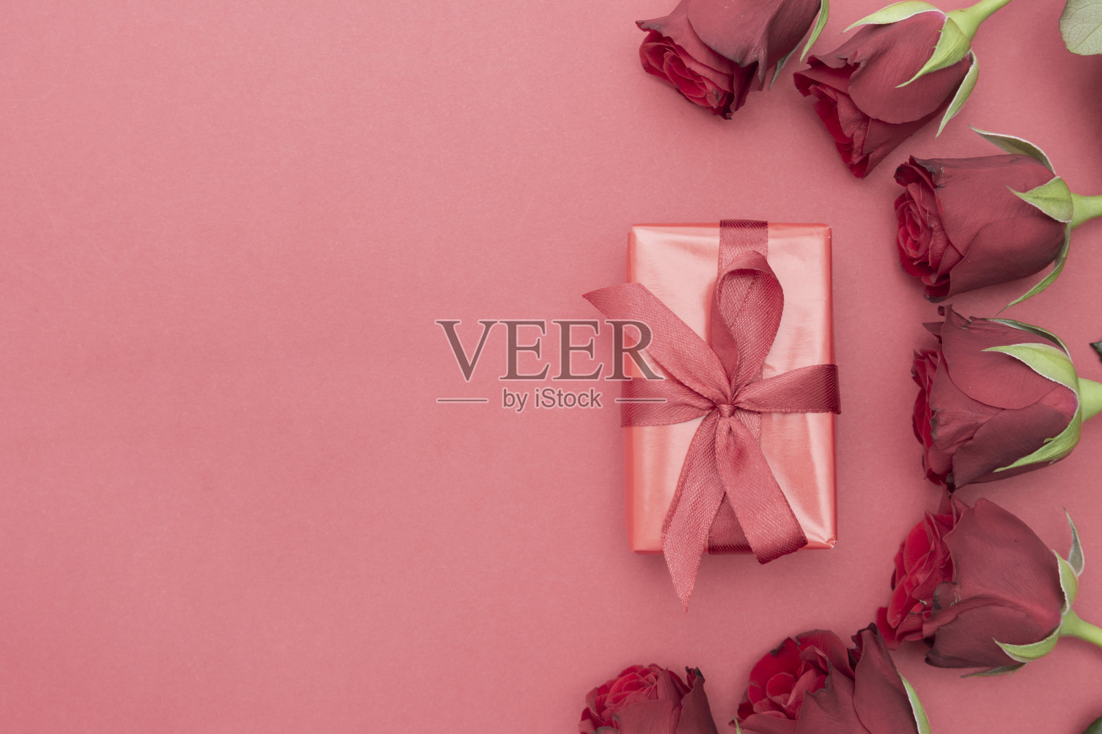 情人节：红色背景上的红玫瑰、礼品盒和丝带照片摄影图片