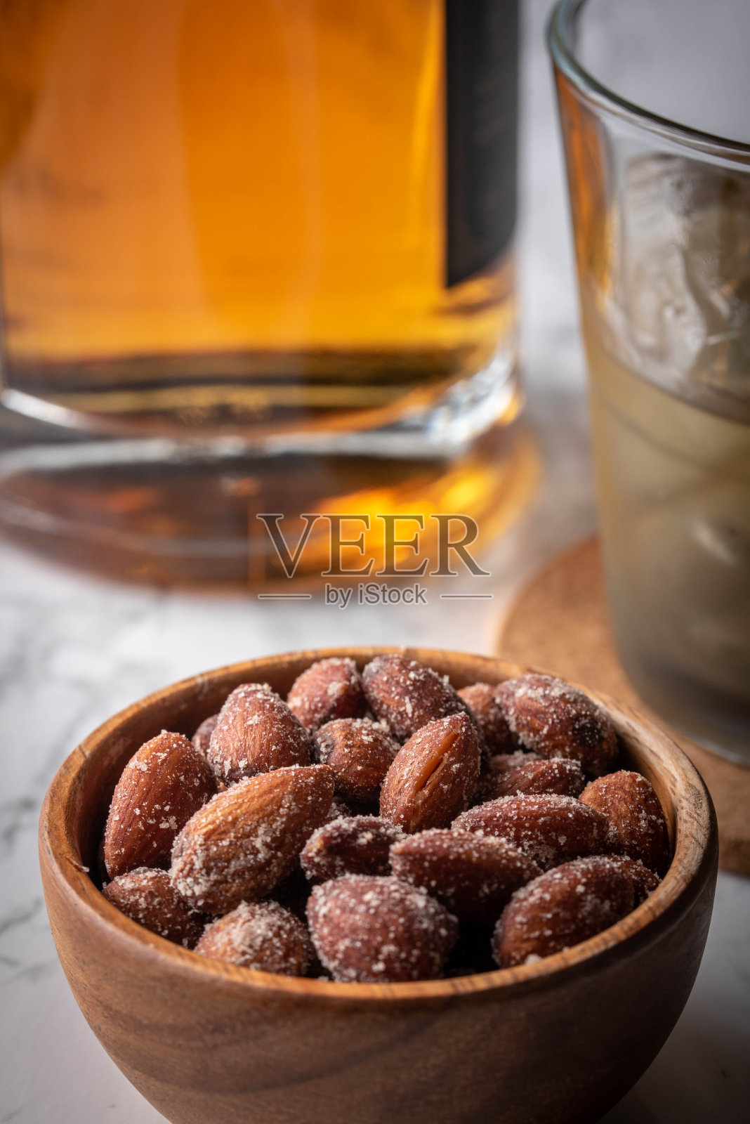 咸杏仁配威士忌，酒吧形象照片摄影图片