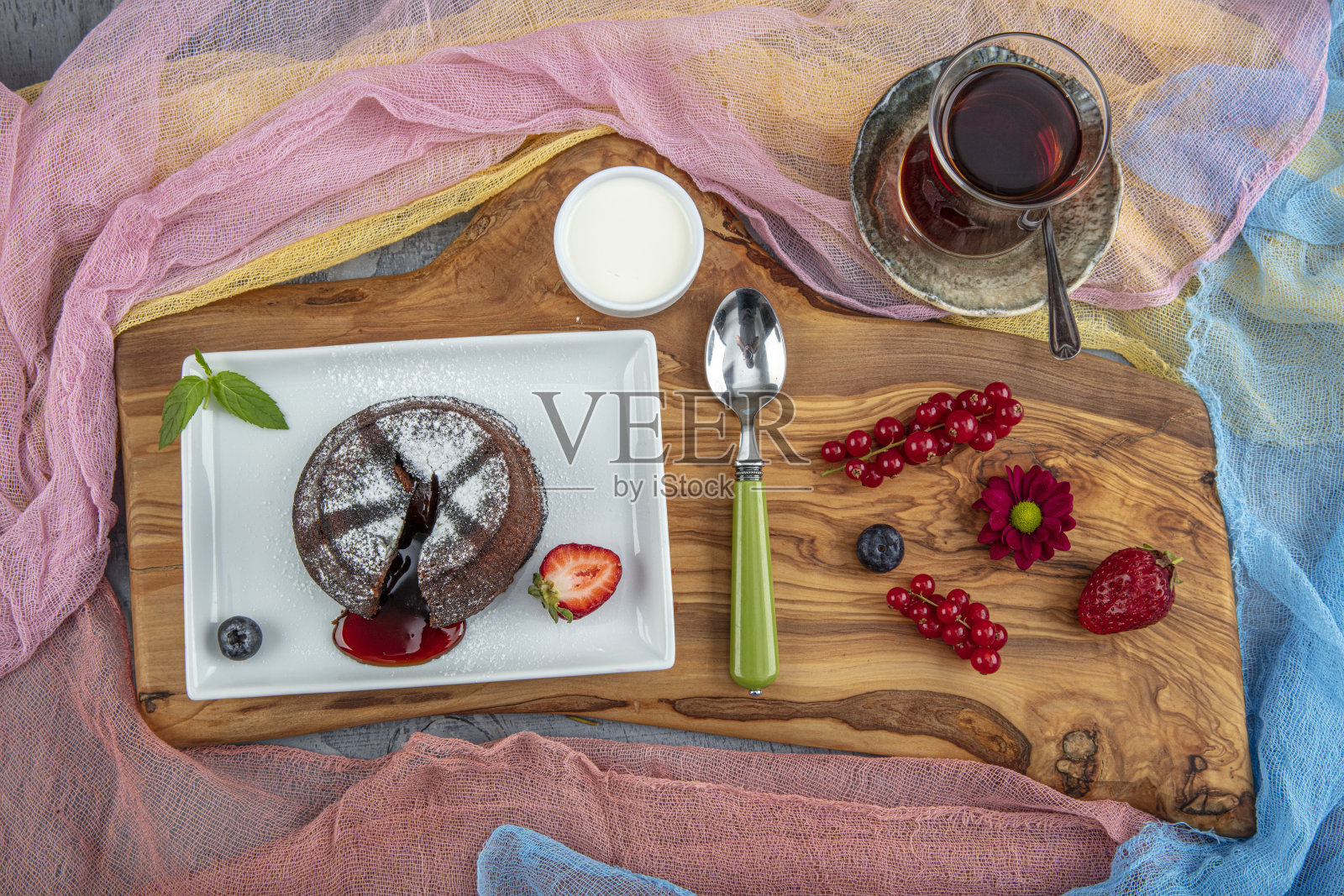 融化中心的巧克力蛋奶酥。草莓巧克力软糖熔岩蛋糕。照片摄影图片