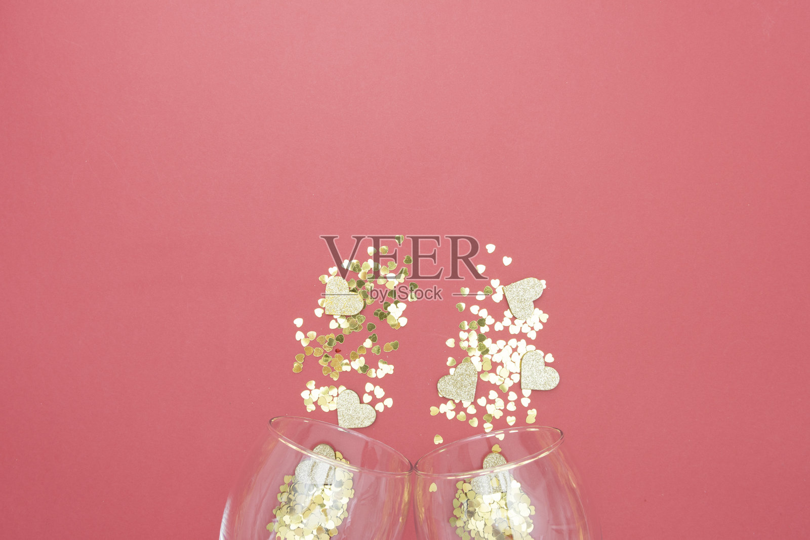 情人节背景：香槟酒杯与金色心形装饰照片摄影图片