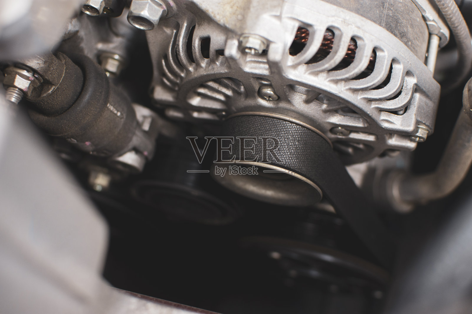 发动机系统中旧发电机的同步带。照片摄影图片