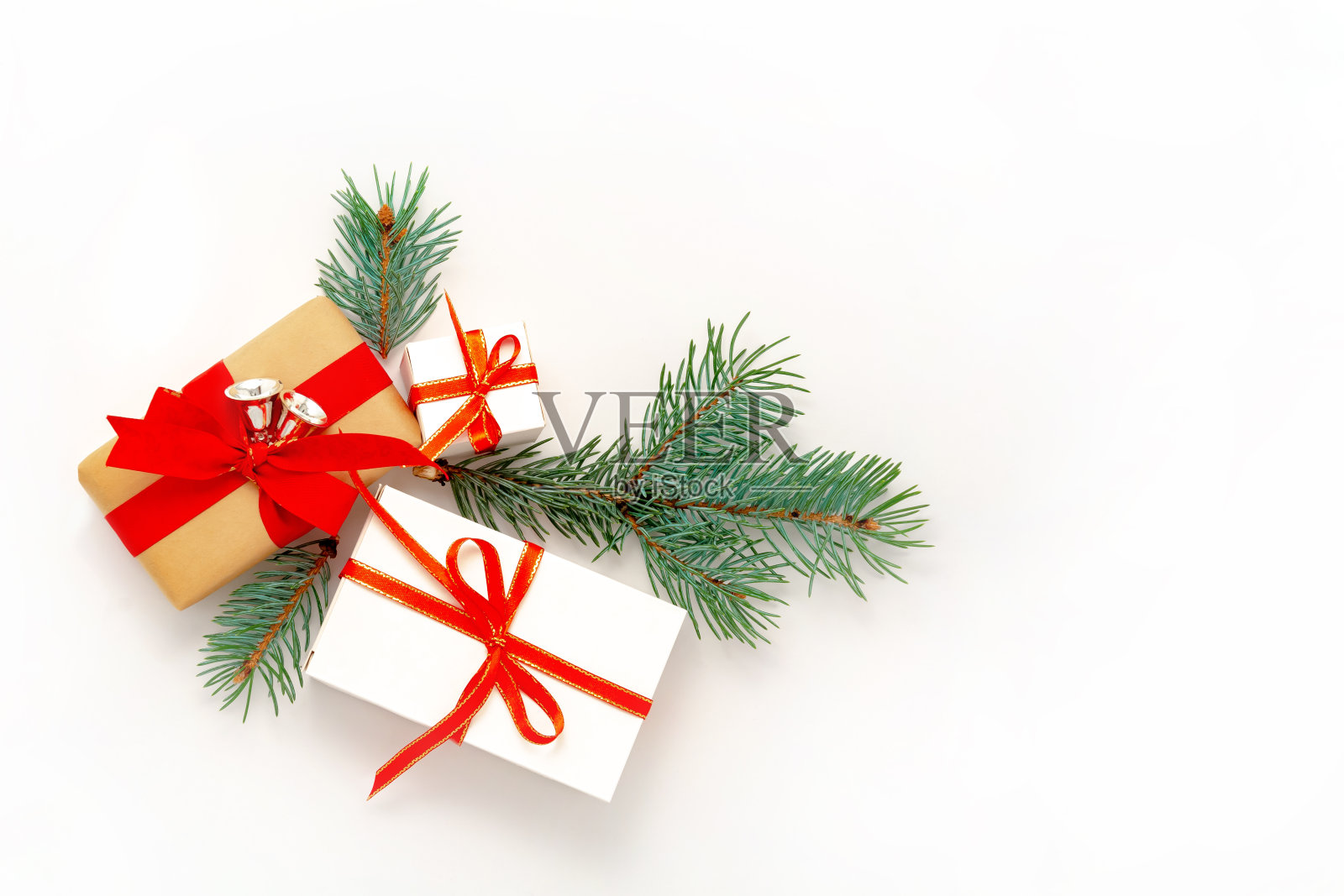 2020新年快乐，圣诞节装饰平铺，礼品盒、丝带、云杉枝俯视图，节礼日banner照片摄影图片