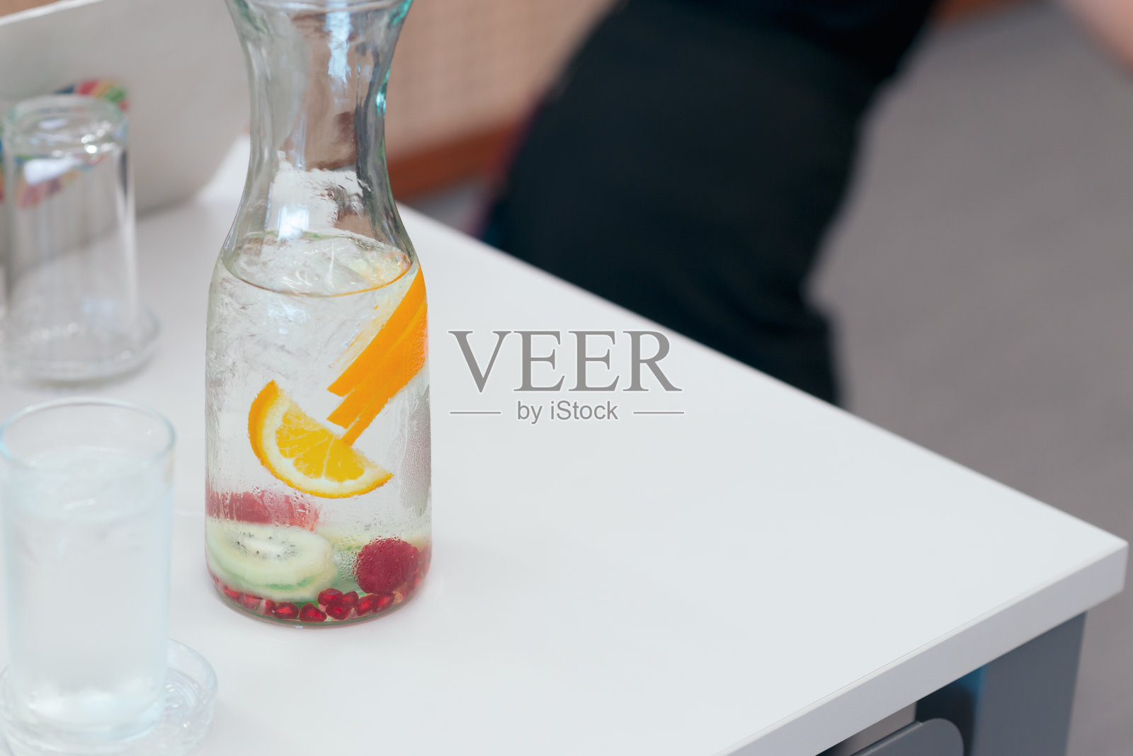 注入排毒水。水果加调味水，橙片和猕猴桃片装在玻璃罐中。照片摄影图片