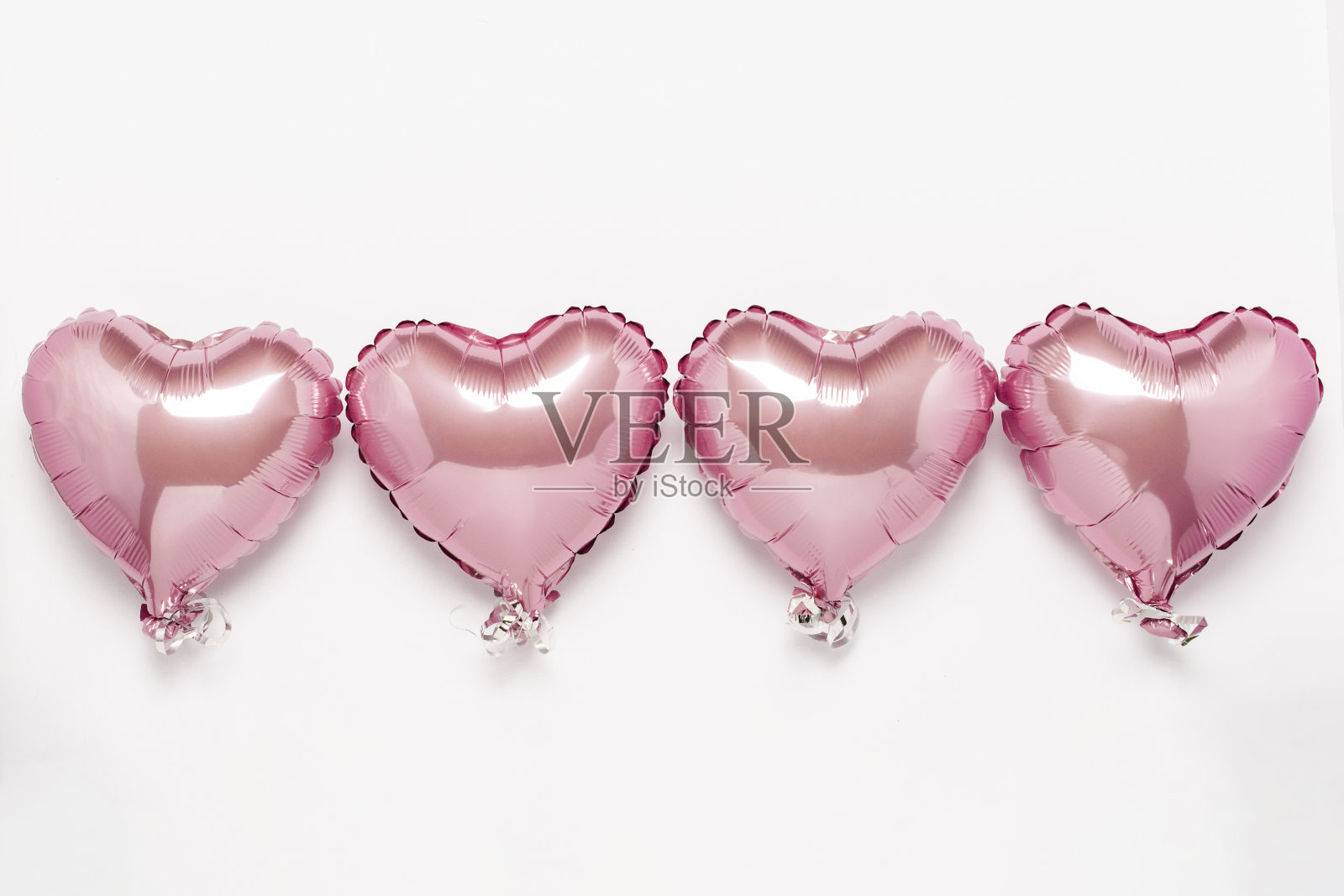 白色背景上的粉色心形气球。概念婚礼，情人节，照片专区，情侣。横幅。平躺，俯视图照片摄影图片