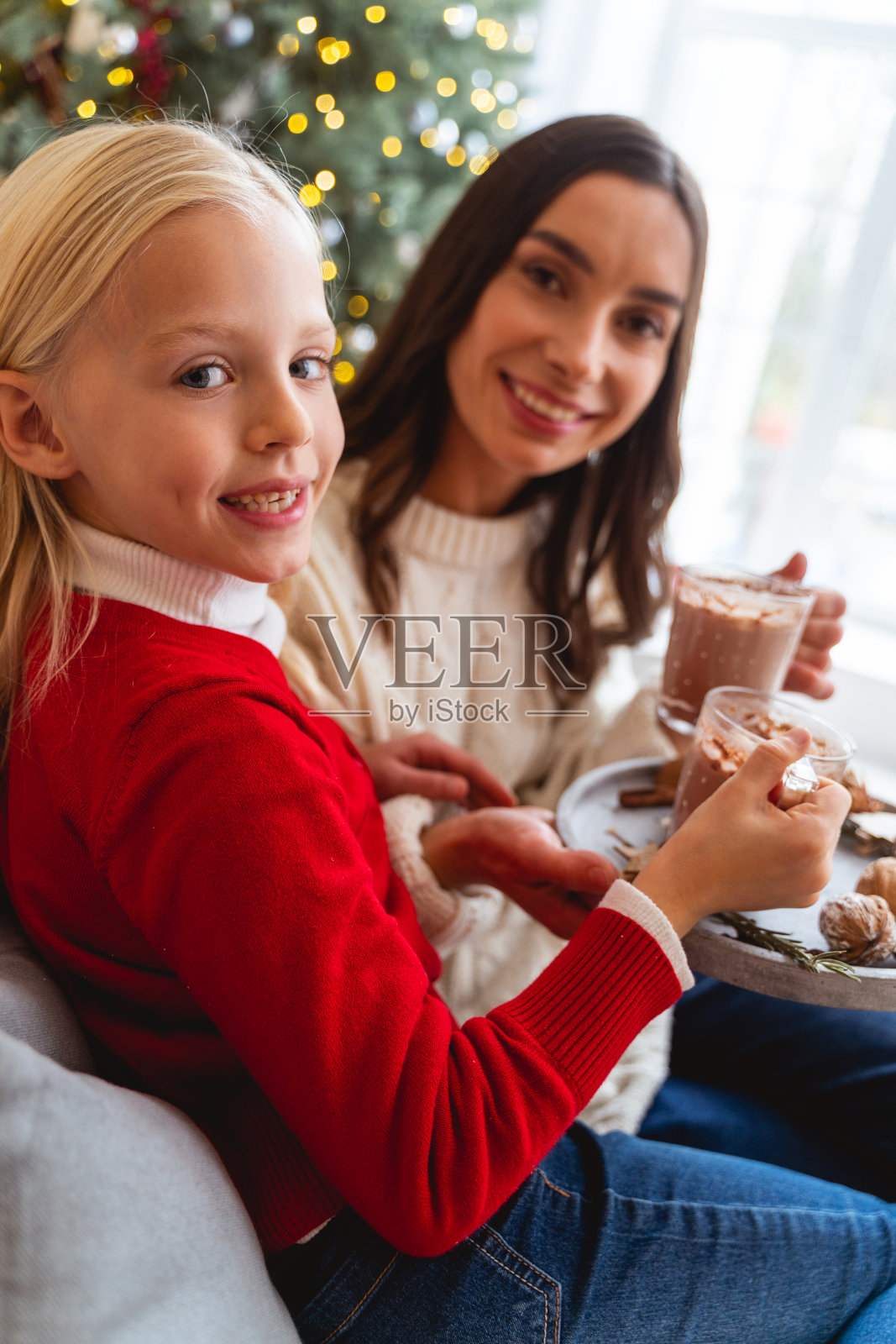 一个快乐的女孩和一个坐在屋里的女人照片摄影图片