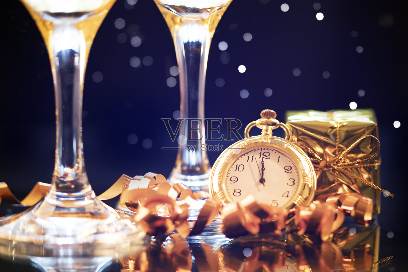 新年午夜——带有节日彩灯的旧钟照片摄影图片