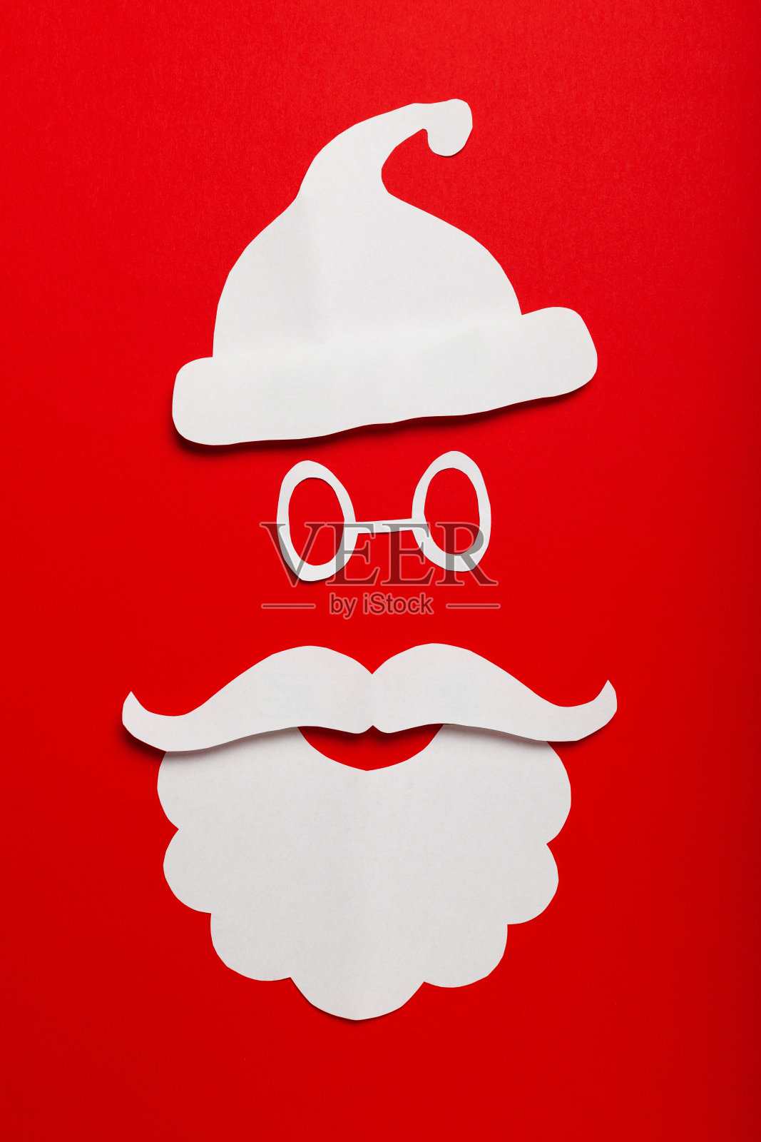 圣诞老人的概念肖像与胡子和帽子在红色的背景。冬季假期，现代和创意的圣诞在简约风格照片摄影图片