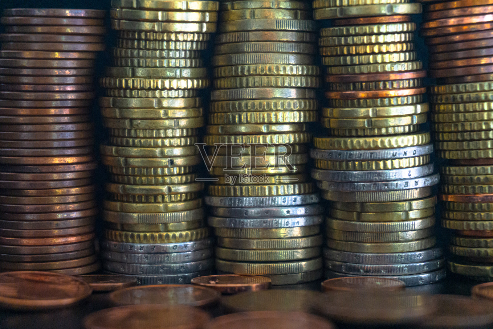 欧元硬币和欧元纸币排成一行。照片摄影图片