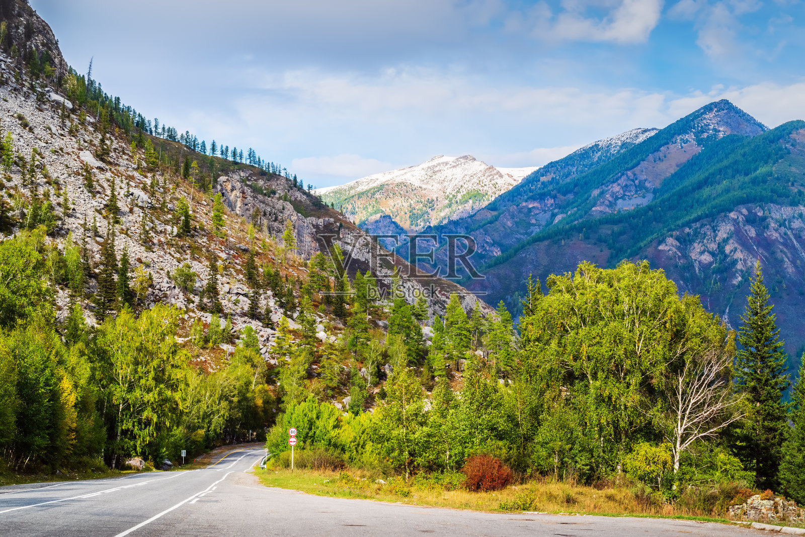 楚天路，秋天在阿尔泰山照片摄影图片