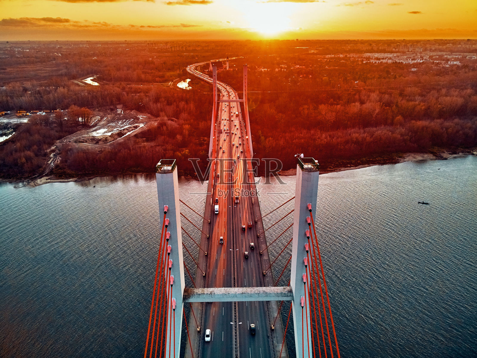 美丽的全景无人机俯瞰维斯瓦河上的斜拉桥和华沙摩天大楼，11月傍晚夕阳下的波兰照片摄影图片