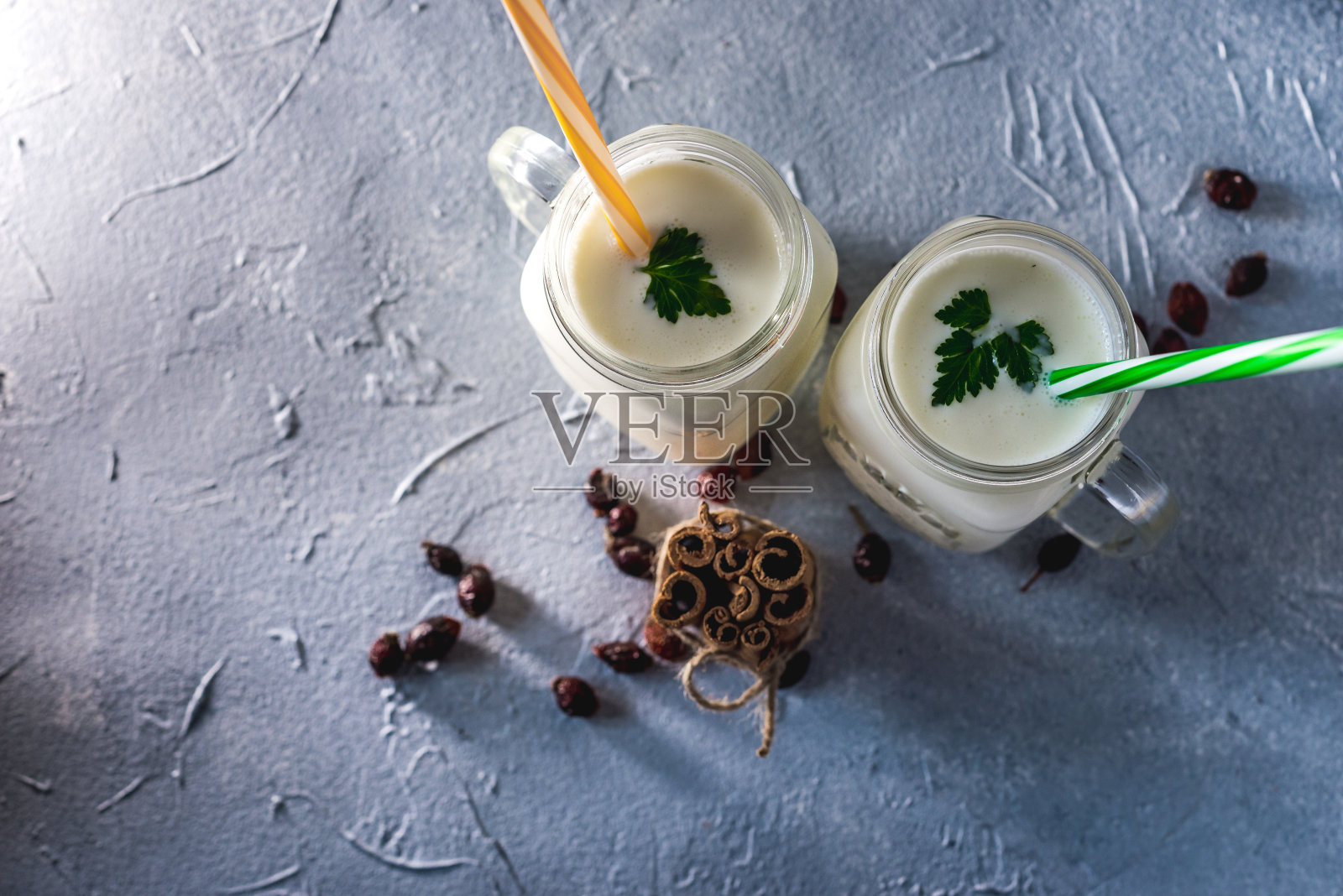 简单的自制开菲尔酒，在灰色背景上放上香料和香草，复制空间。益生菌纯正照片摄影图片