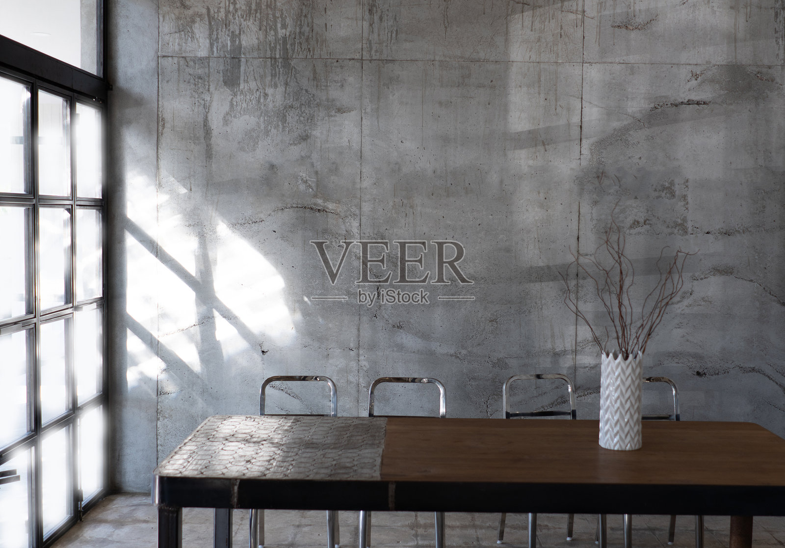 布局在一个阁楼风格的深色开放空间内部照片摄影图片