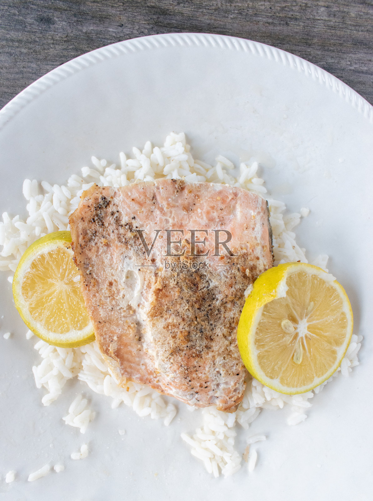 三文鱼片与柠檬片铺在白米床上照片摄影图片