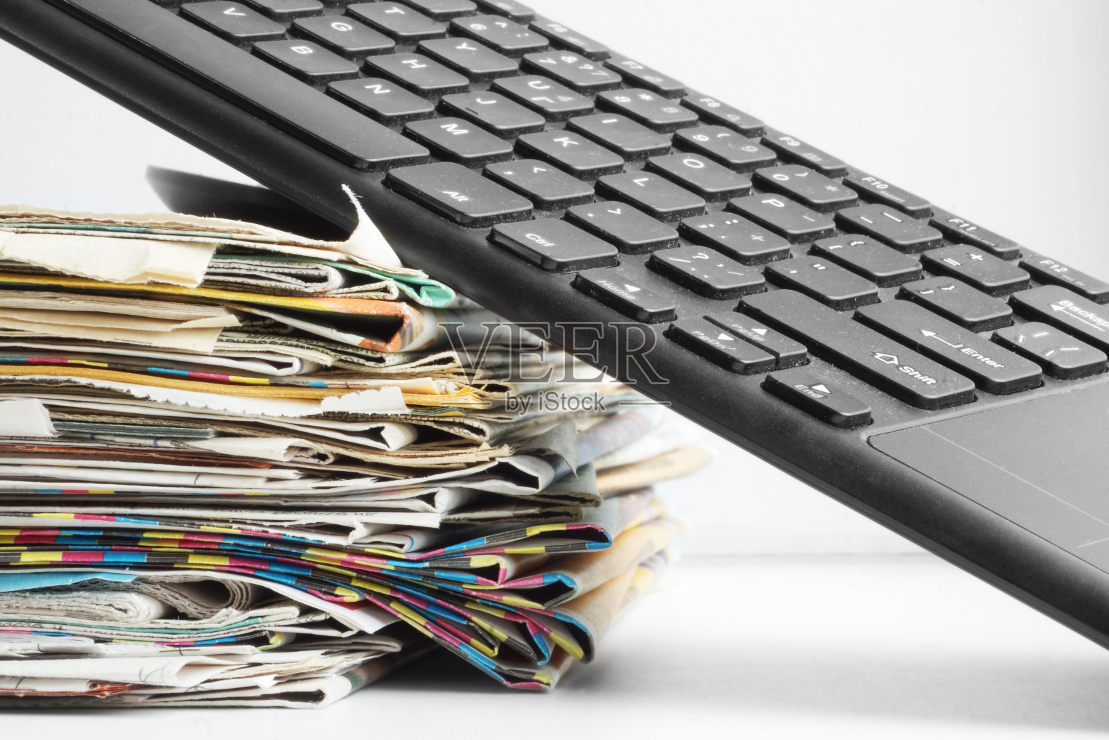 报纸和电脑键盘照片摄影图片