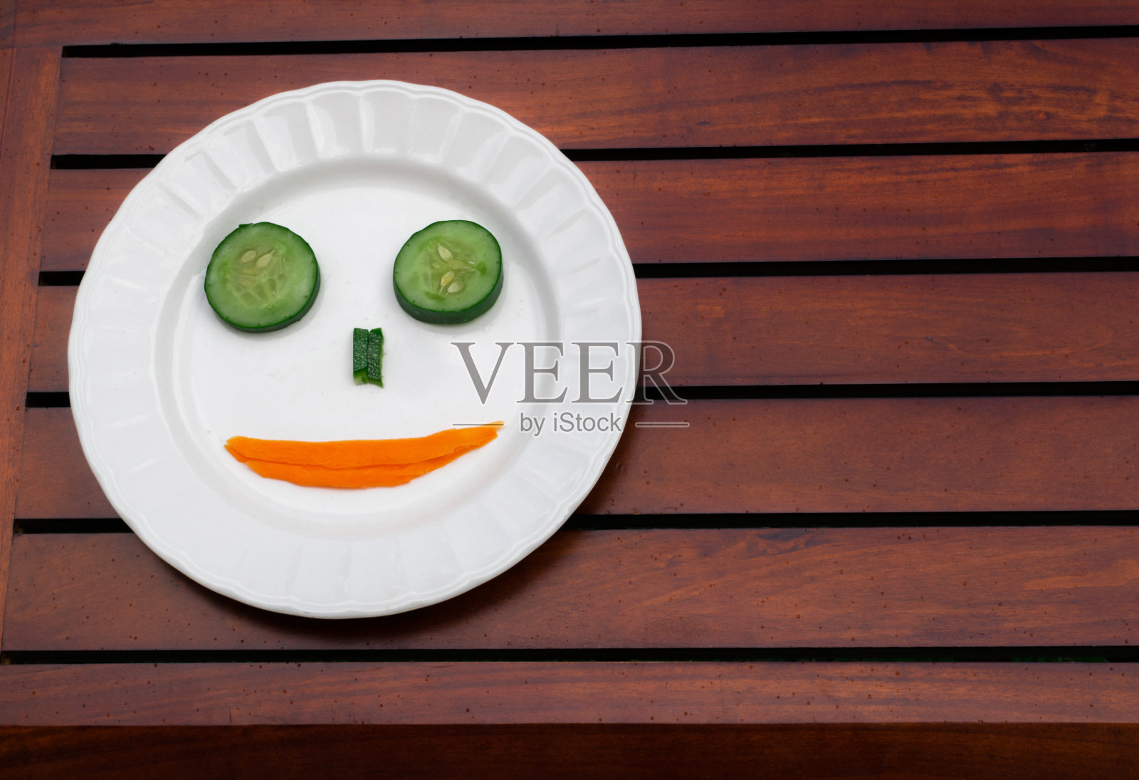 健康的盘子配着蔬菜开心的脸照片摄影图片