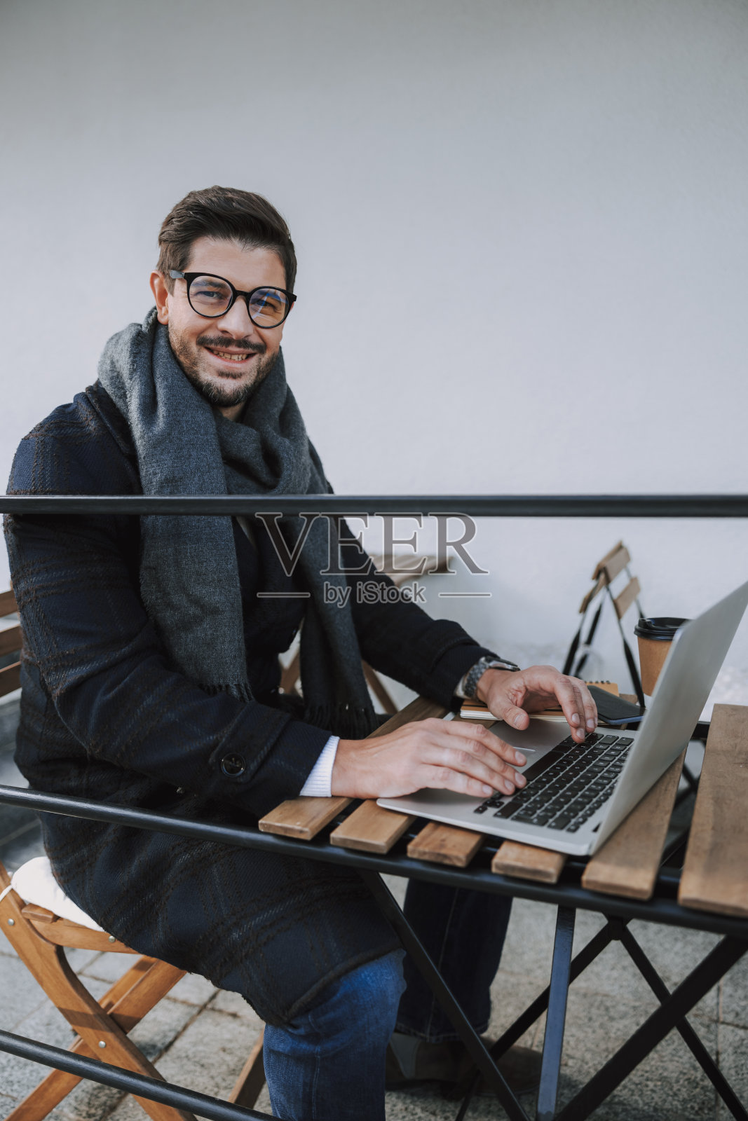 在笔记本电脑键盘上打字的白人男子照片摄影图片