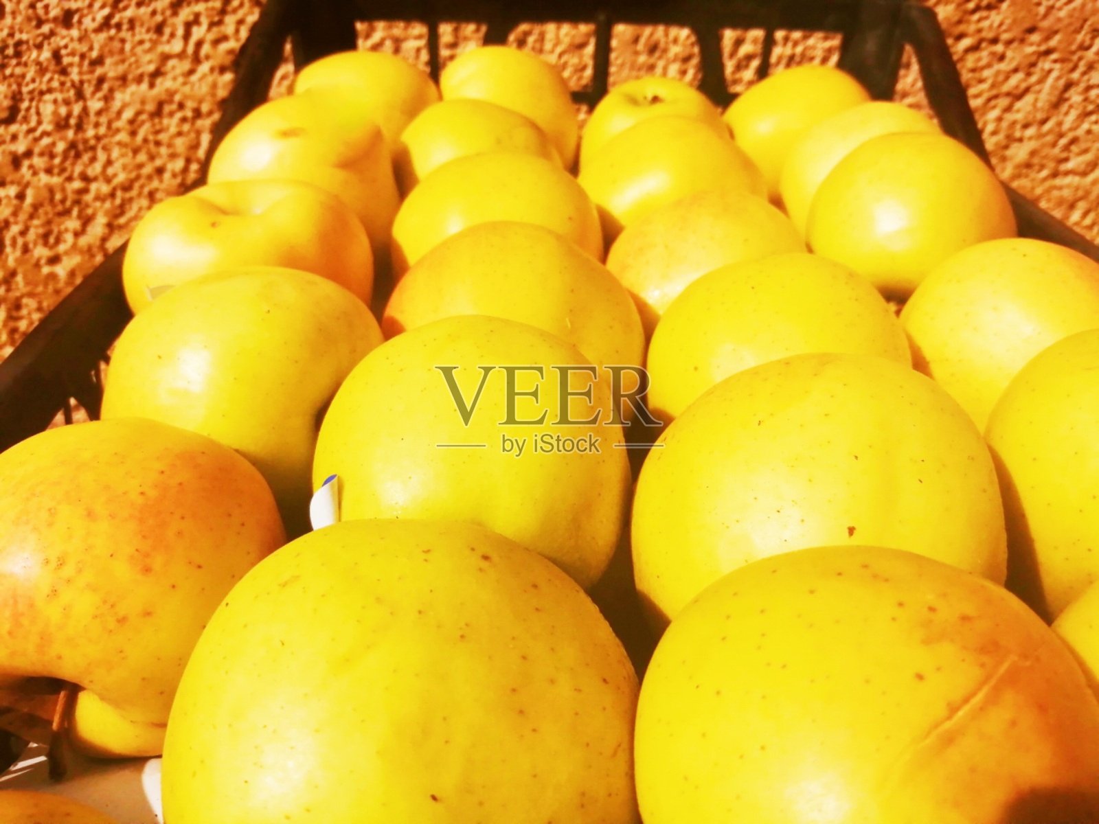 篮子里有一个多汁的苹果照片摄影图片