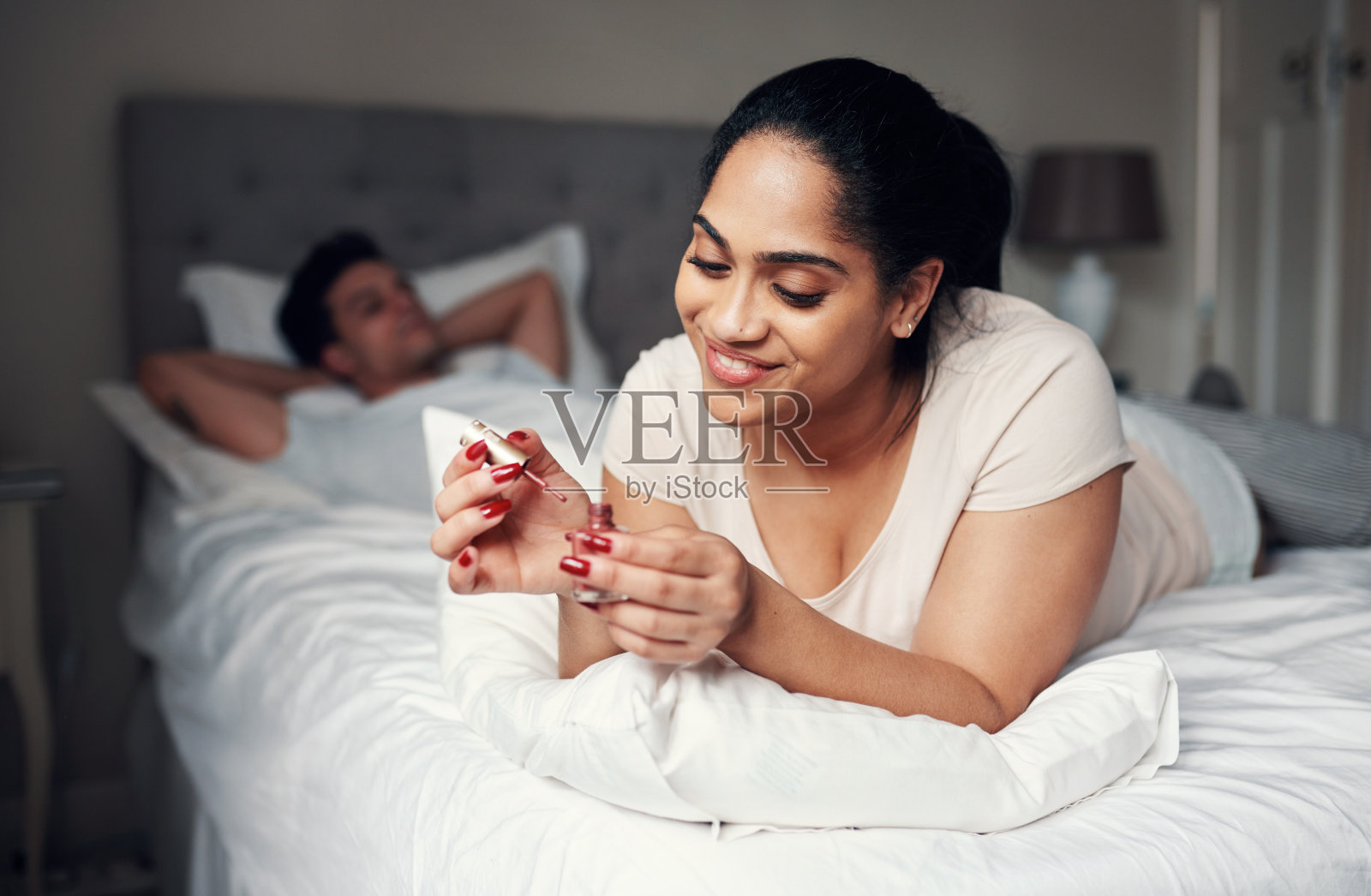 他喜欢我穿红色衣服照片摄影图片