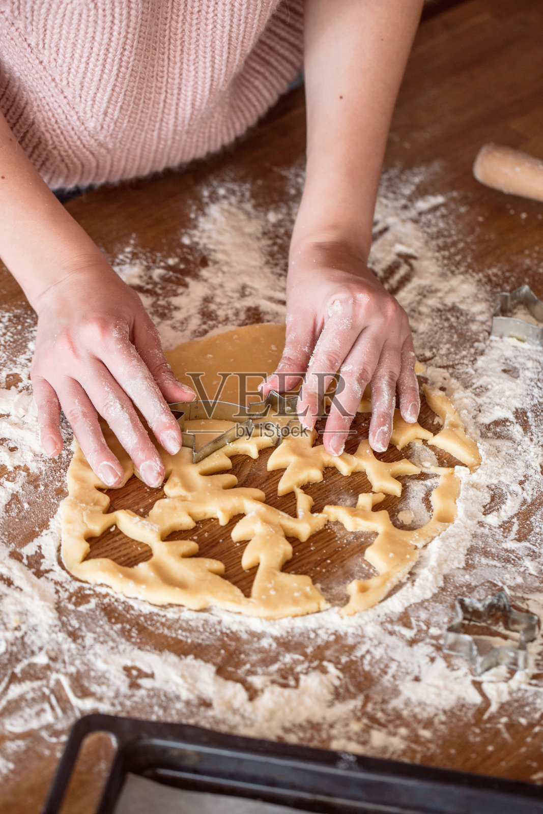 在家里准备圣诞饼干的女人。关闭了。照片摄影图片