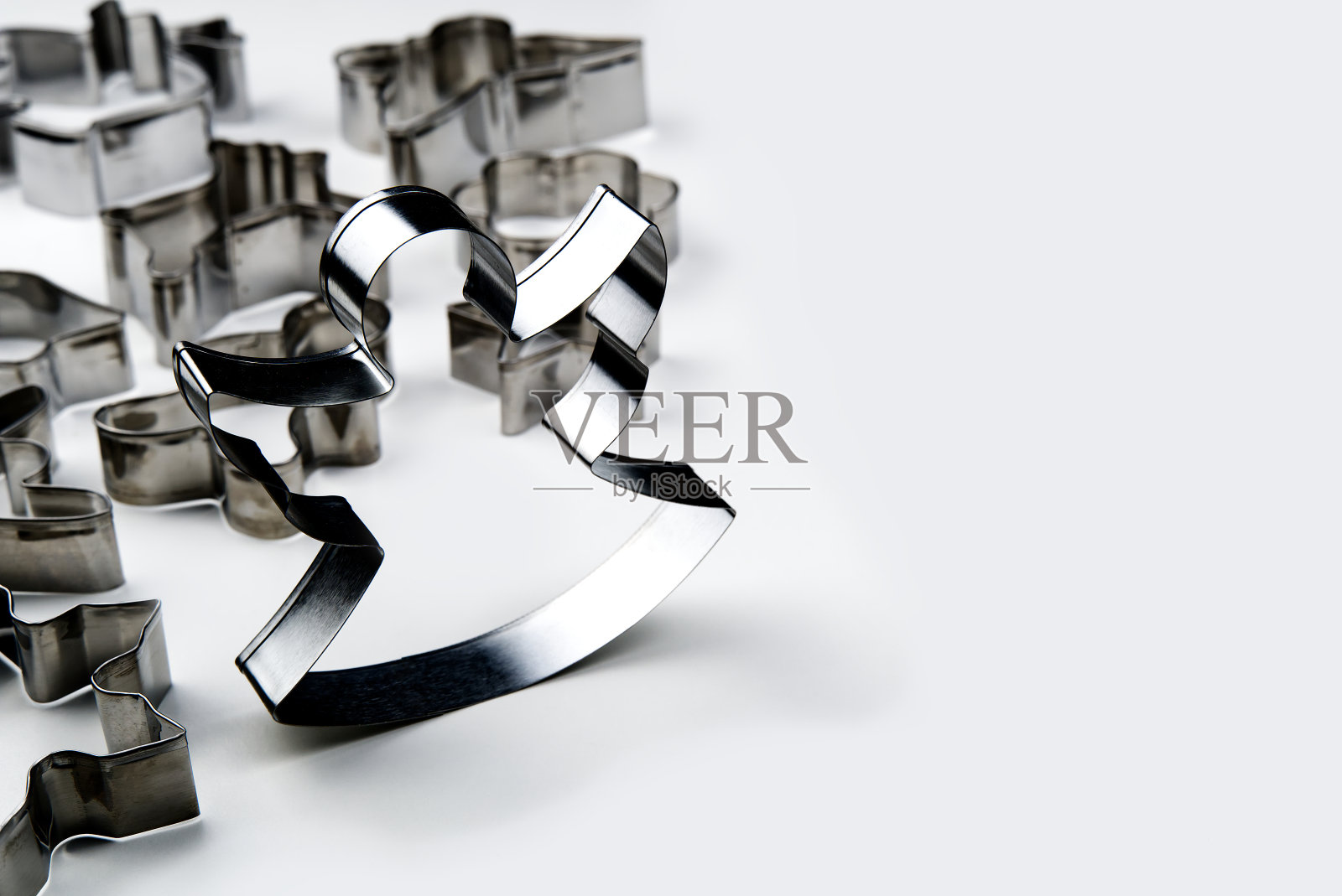 姜饼饼切。不锈钢模具，用于烘烤圣诞饼干。白色与复制空间隔离照片摄影图片