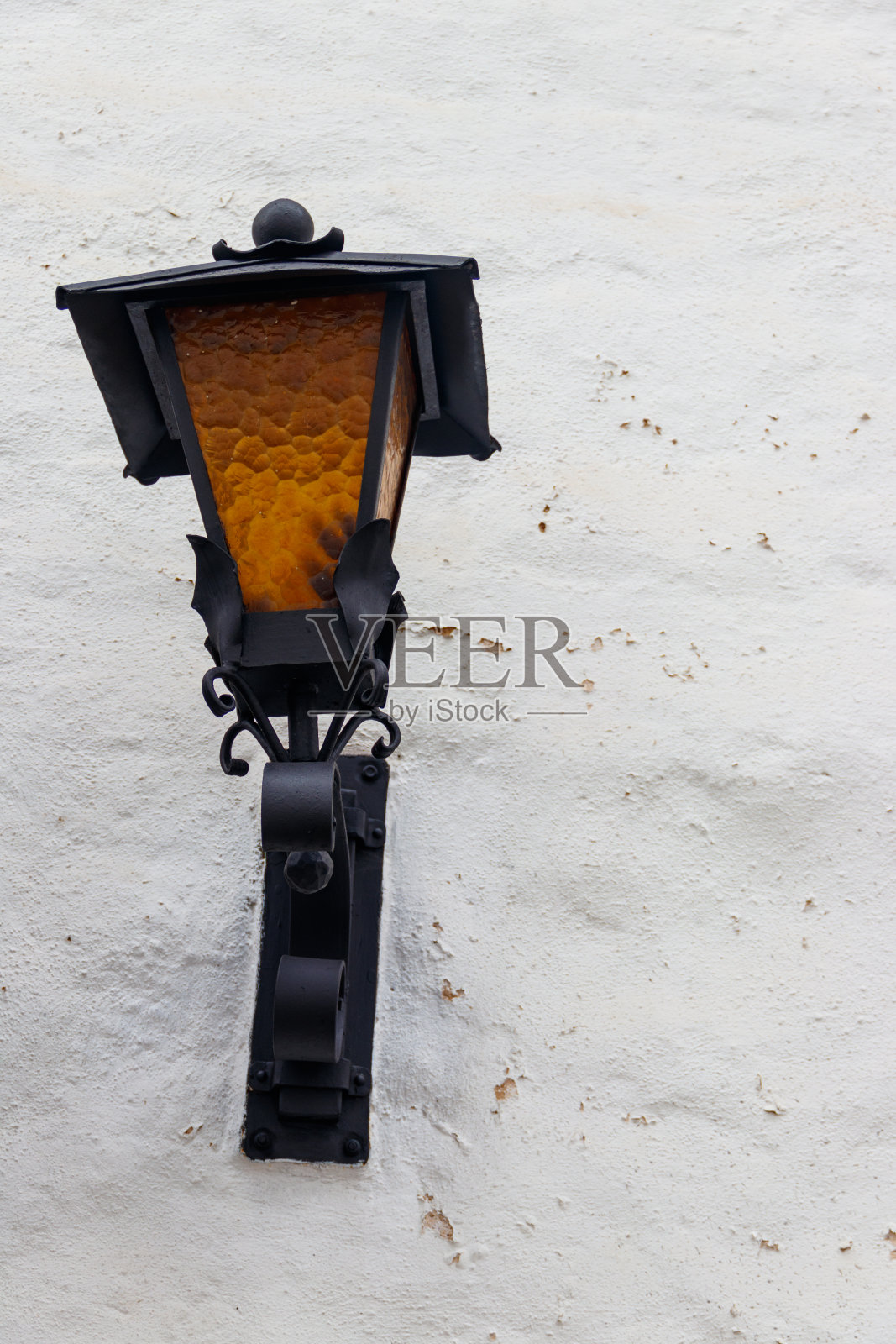 白墙上挂着古董灯笼照片摄影图片