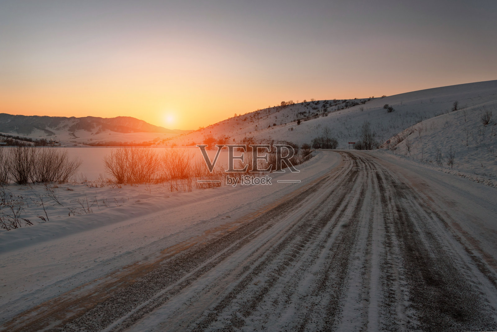 路雪山冬天过日落太阳照片摄影图片