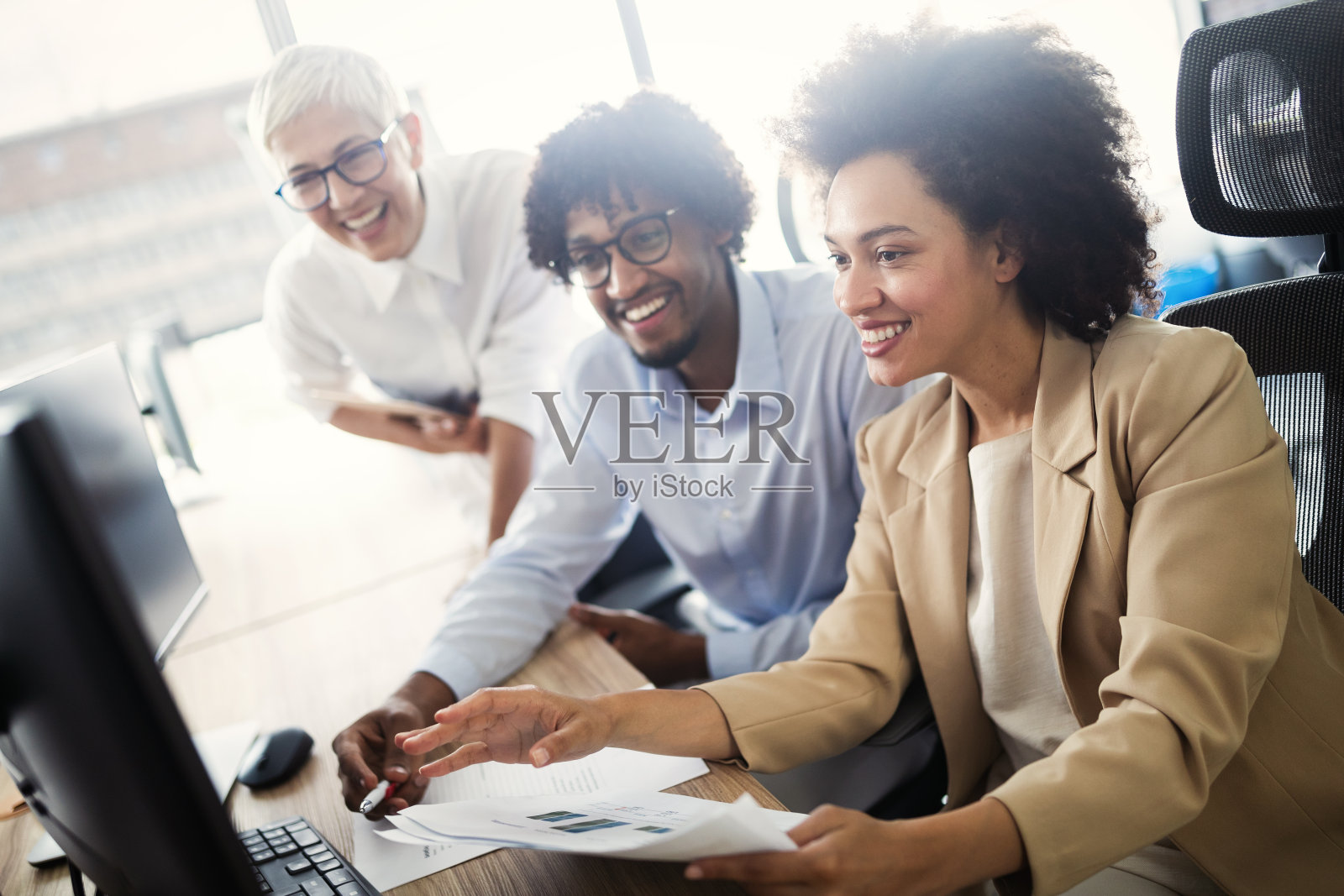 在办公室从事商业项目的有创造力的商业人员照片摄影图片