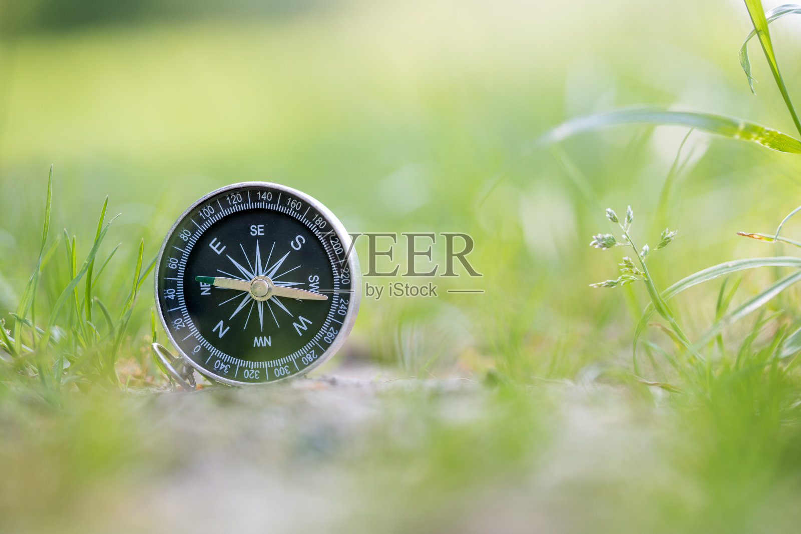 探险：指南针指示方向照片摄影图片