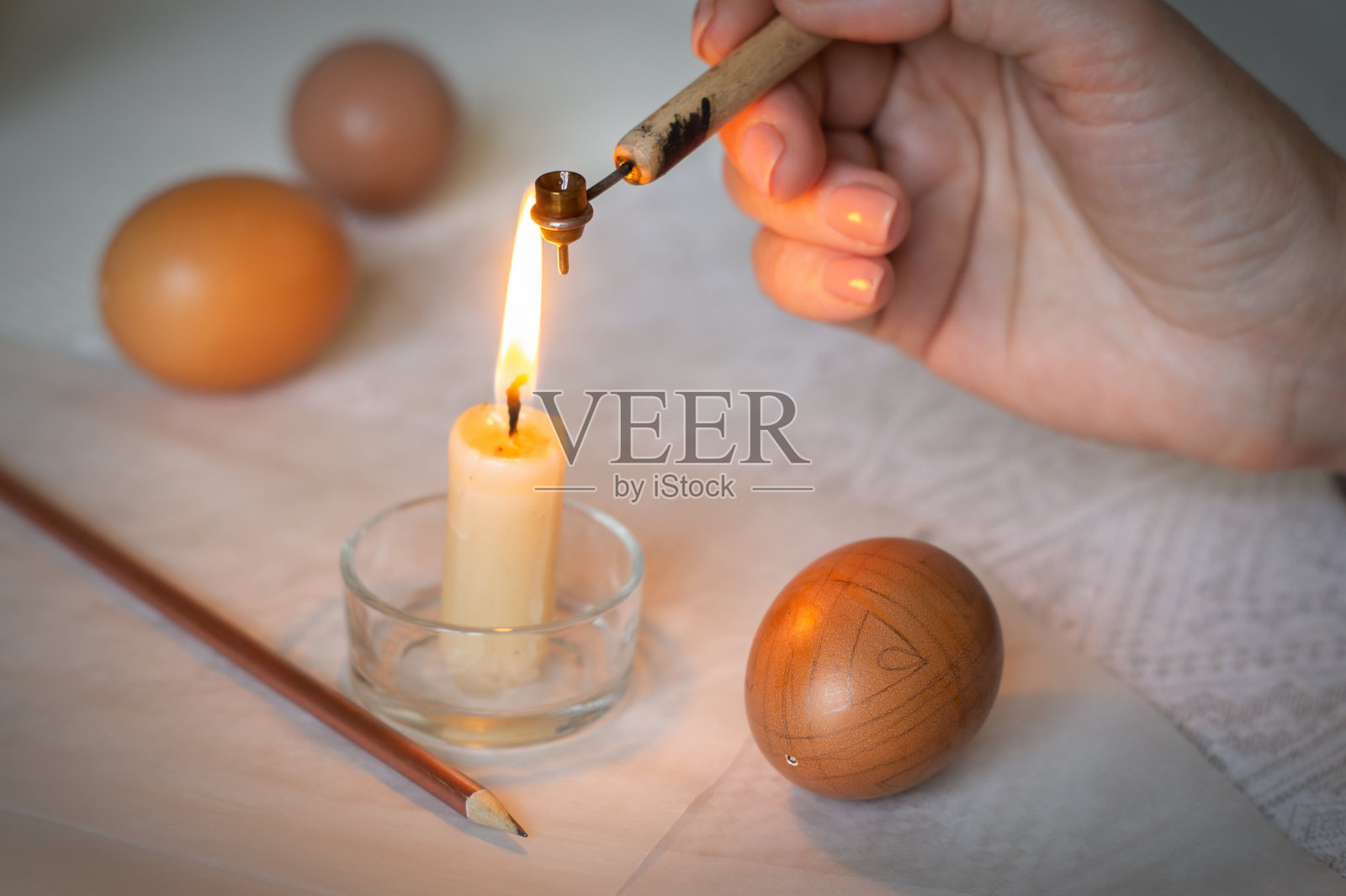 女人绘制复活节彩蛋，乌克兰传统蜡染画照片摄影图片