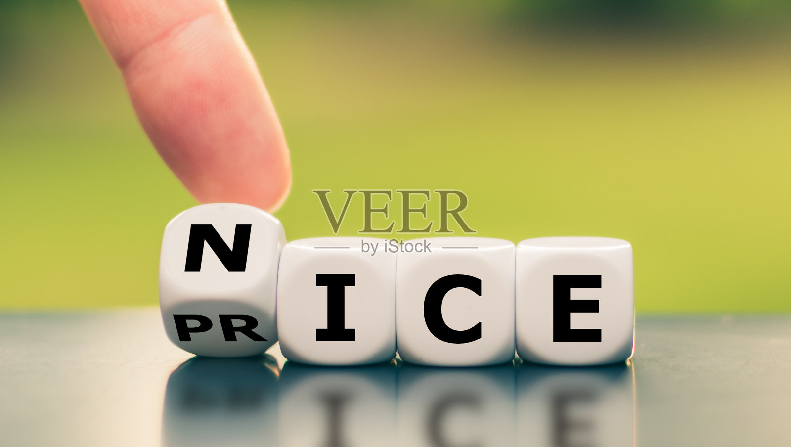 骰子形成“好价格”的表达照片摄影图片