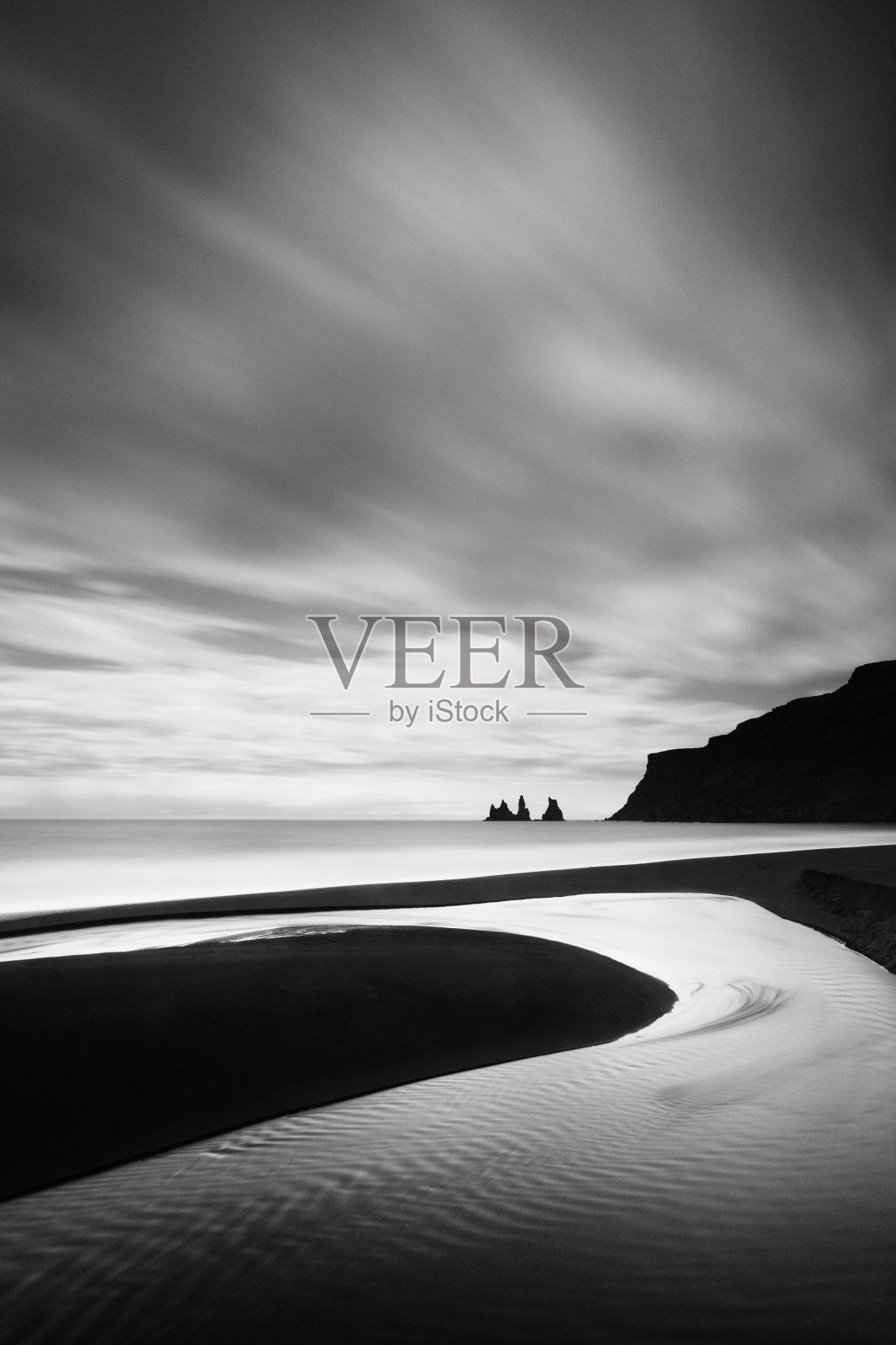 大西洋上难以置信的雷尼斯德拉加悬崖。这是冰岛南部美妙的夏日，欧洲的维克村。自然美的概念背景。冰岛照片摄影图片