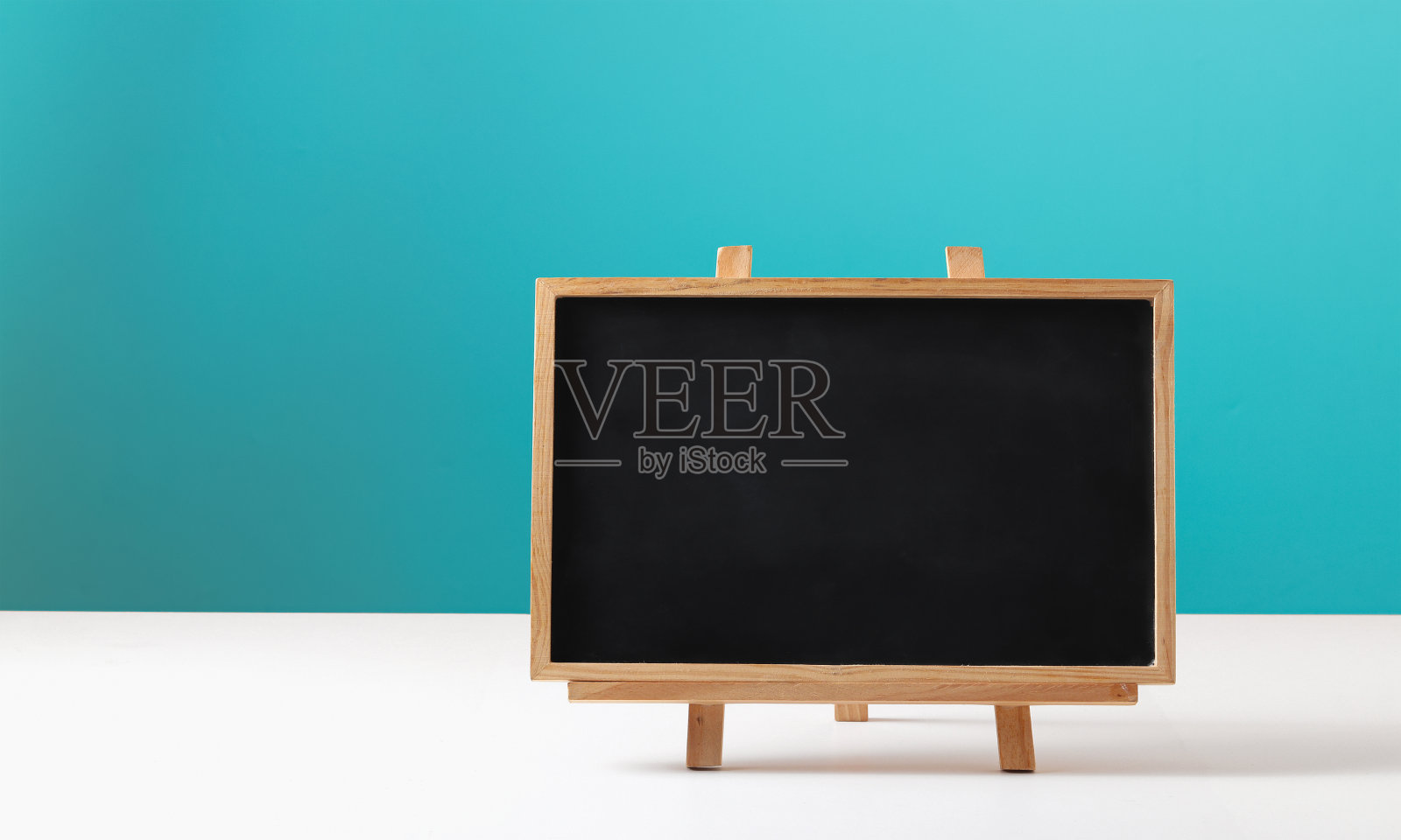 蓝色背景黑板照片摄影图片