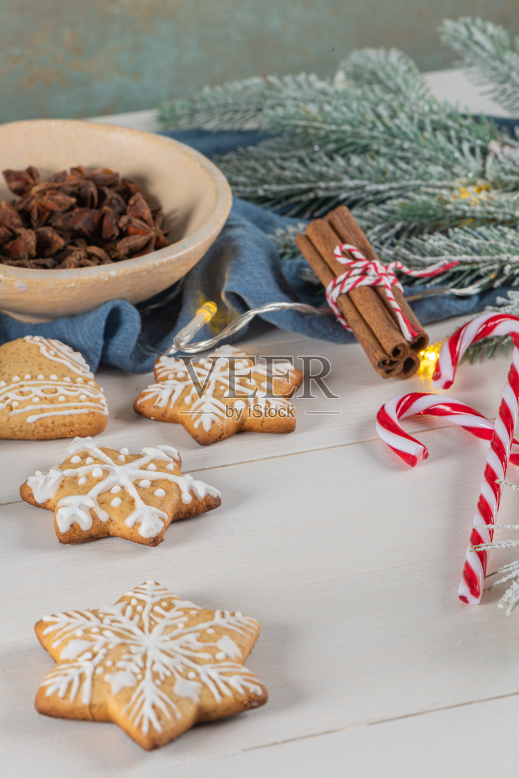 明亮的圣诞或新年木制背景与冷杉树枝，圣诞装饰品，圣诞姜饼饼干，圣诞糖果。照片摄影图片