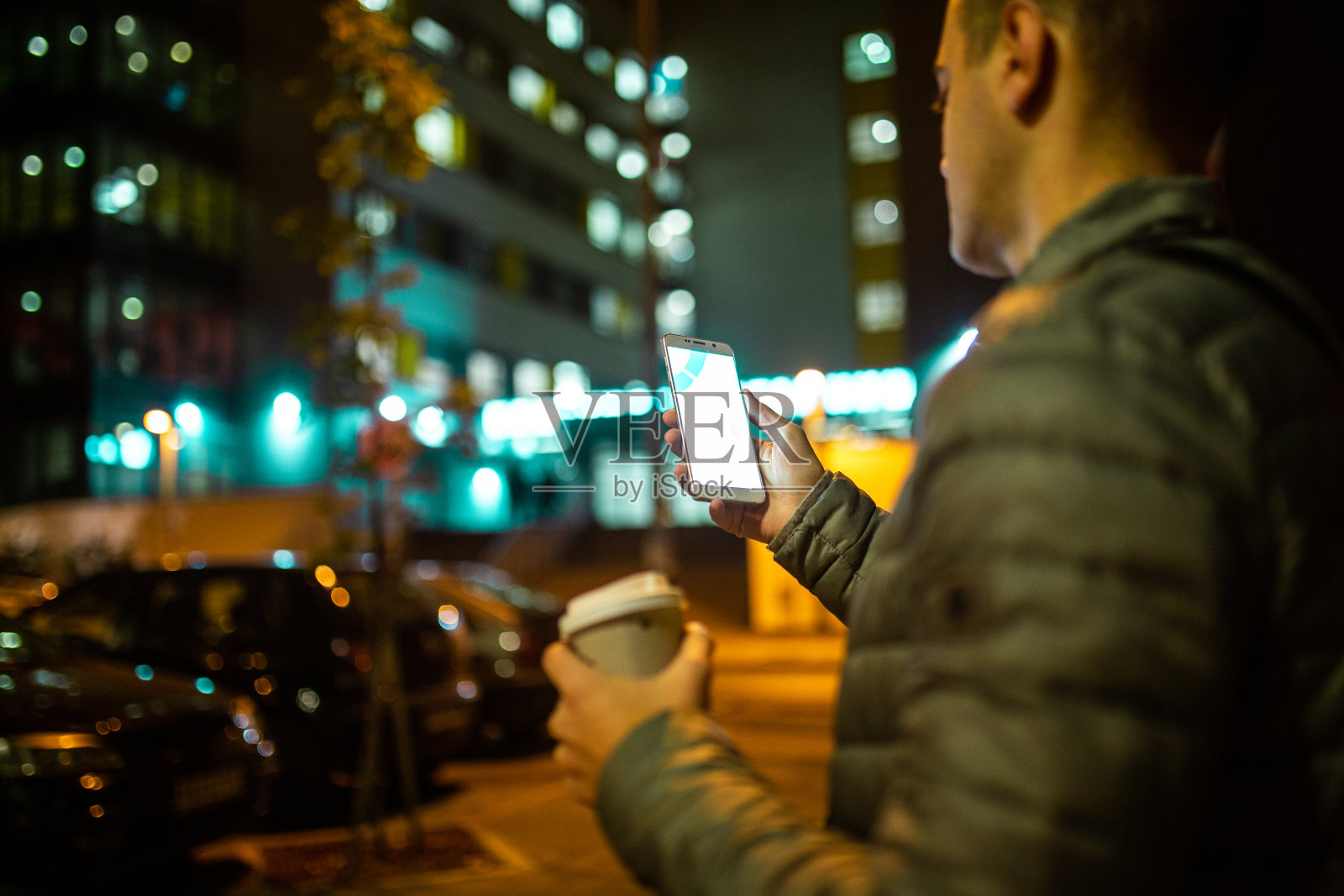 晚上等出租车照片摄影图片