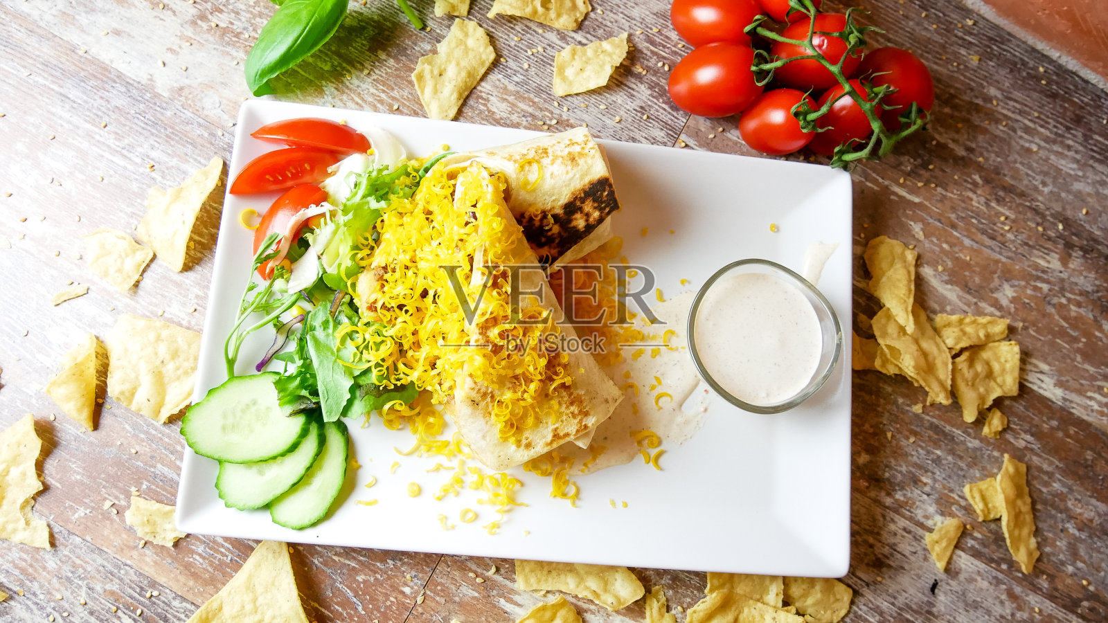 餐馆桌上的快餐照片摄影图片