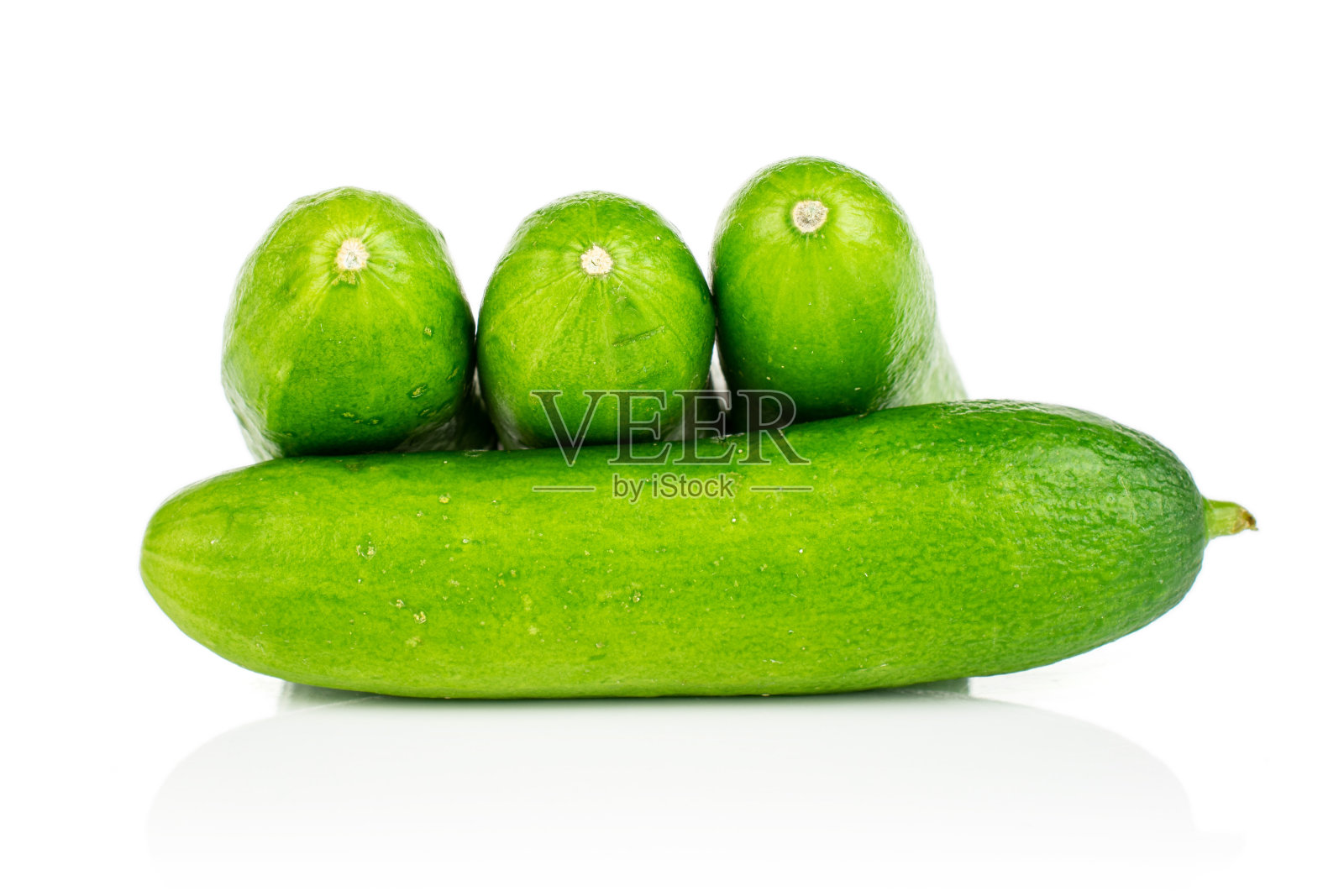 新鲜的绿色小黄瓜孤立在白色上照片摄影图片