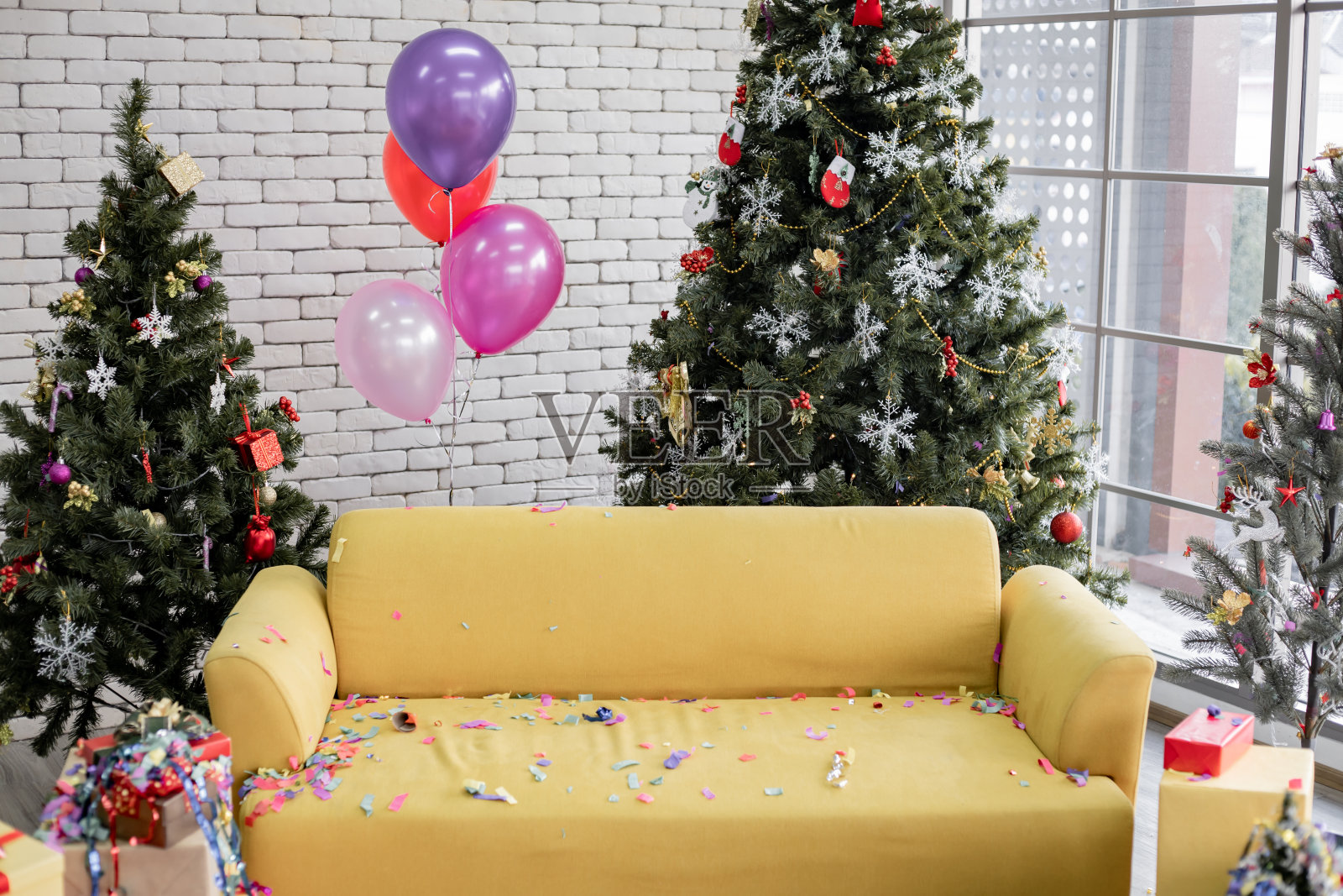 那个经过聚会的房间在庆祝圣诞节。照片摄影图片