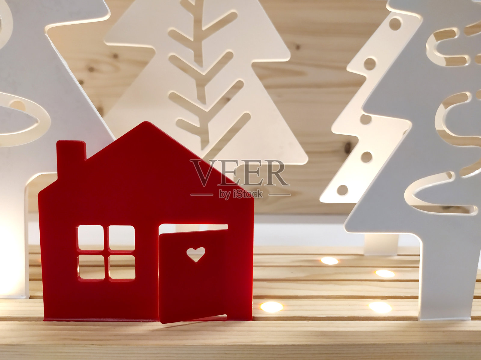 圣诞节的背景是红房子，还有树。照片摄影图片