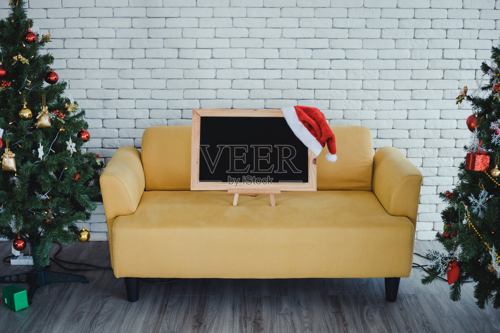 用圣诞主题装饰的黑板。照片摄影图片