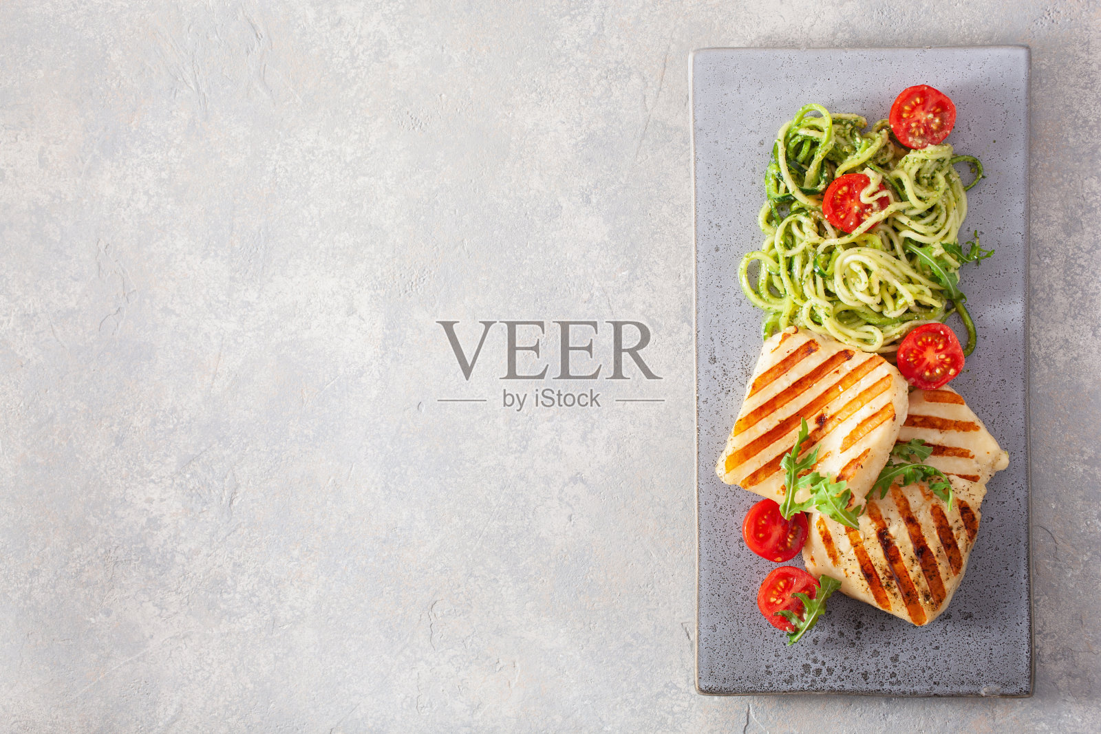 生酮古饮食午餐。哈罗米奶酪，螺旋西葫芦配芝麻菜香蒜酱和番茄照片摄影图片